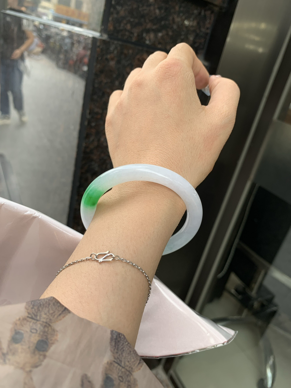 白底青辣绿圆条，无暇。底妆水润，一抹辣绿花点缀，镯色生香，腕间之美，水润中透着灵气，仙气缭绕，温婉可人，举手投足间皆是美好