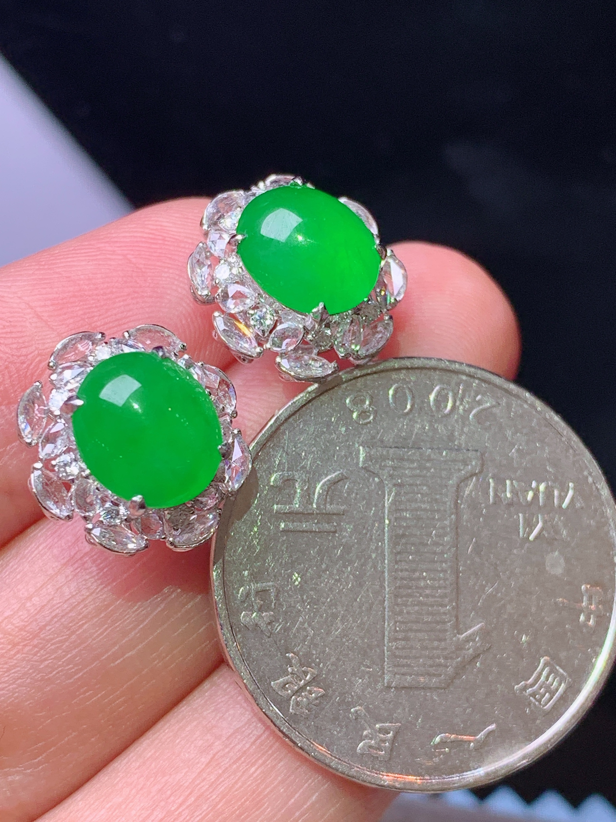 18k金钻镶嵌满绿蛋面耳钉 玉质细腻 色泽艳丽清新 水润亮眼 整体尺寸13.5*12.8*8.5 h2