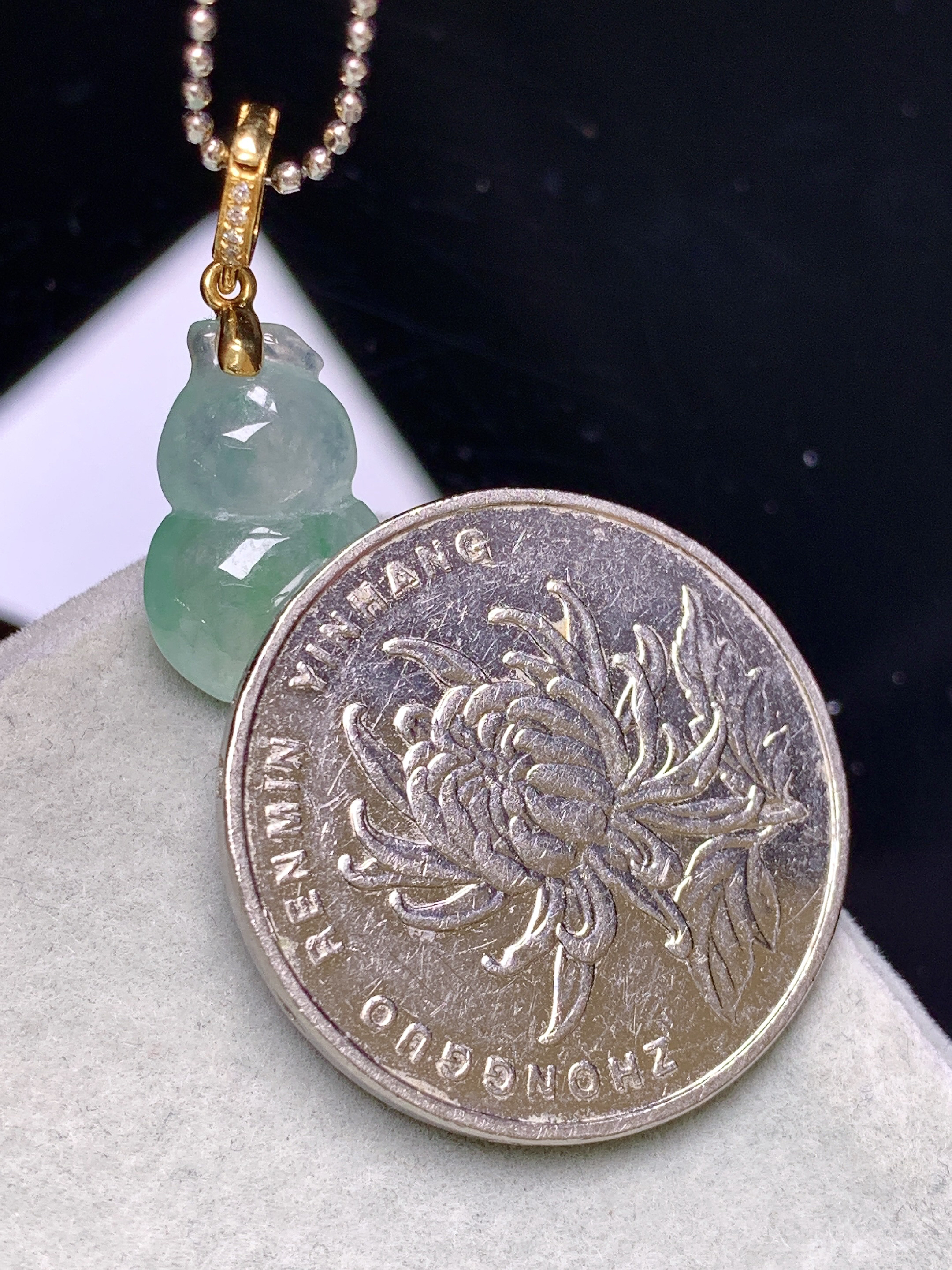 18k金钻镶嵌冰种飘绿葫芦吊坠 玉质细腻 色泽艳丽清新 水润亮眼 整体尺寸24*10*4.8 h6