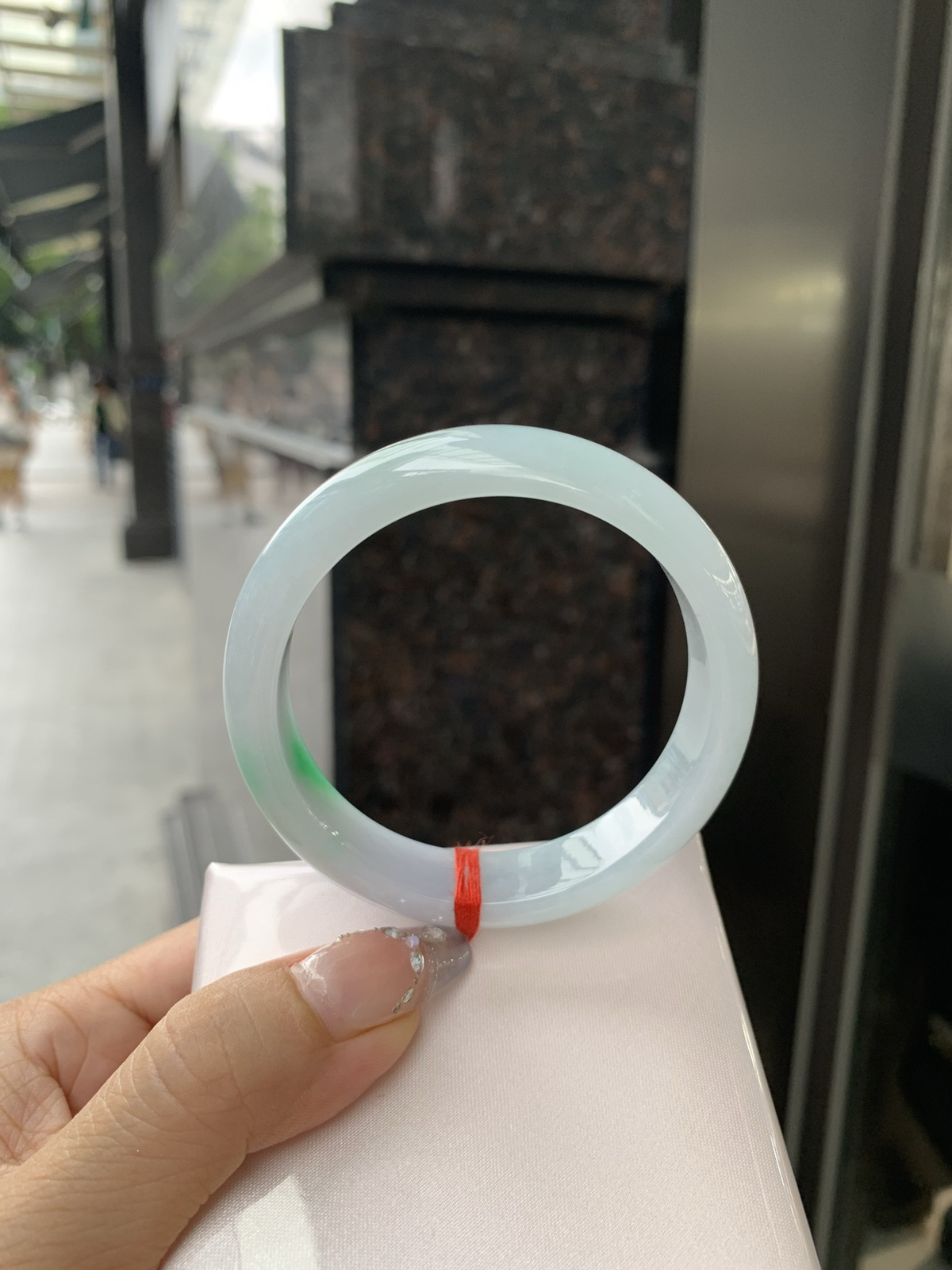 白底青正圈，打灯棉线，底妆水润，一抹阳绿花飘舞，清新动人，更显灵动，有生命力。