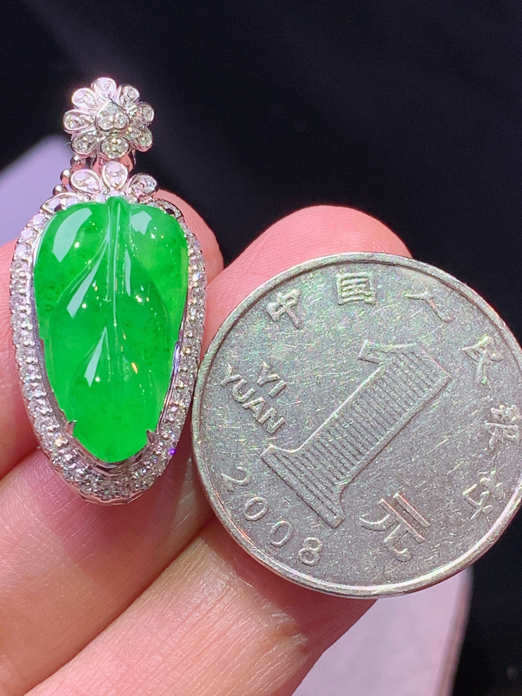 18k金钻镶嵌冰阳绿树叶吊坠 玉质细腻 色泽艳丽清新 水润亮眼 整体尺寸32.3*14.2*9 h1