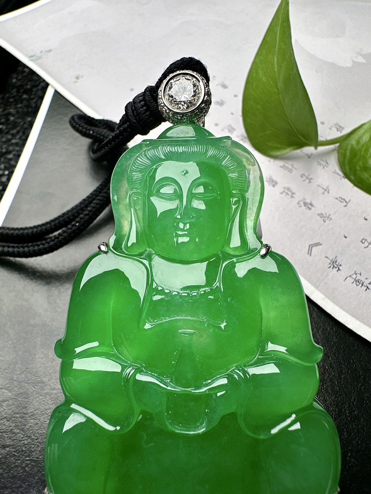 【冰种阳满绿大观音】厚装大件，阳绿色泽，种质上乘，细润度很高，毫无结构感，工艺很漂亮，18k金钻镶嵌，裸石尺寸70.9*46.3*8.7毫米，收藏可选。