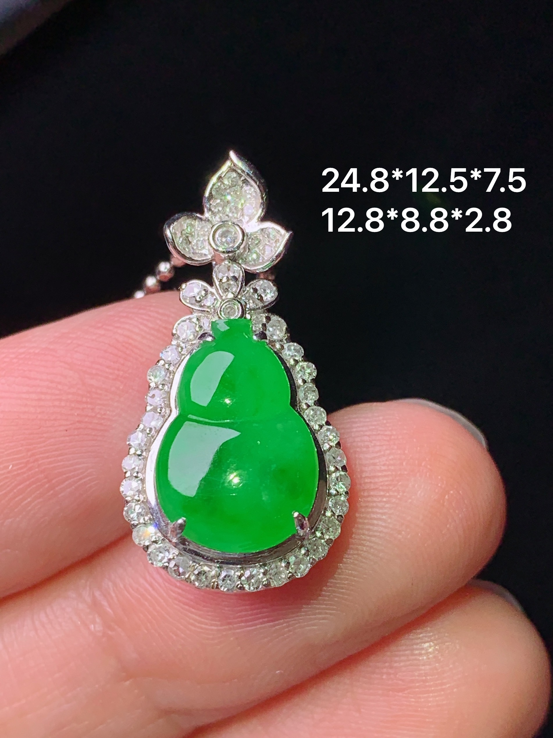 18k金钻镶嵌满绿葫芦吊坠 玉质细腻 色泽艳丽清新 水润亮眼 整体尺寸24.8*12.5*7.5 L4
