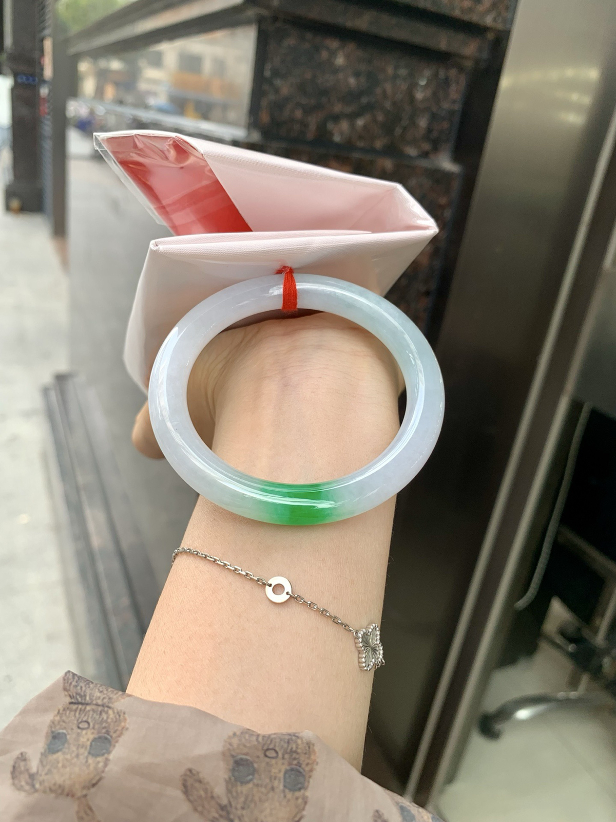 白底青辣绿圆条，无暇。底妆水润，一抹辣绿花点缀，镯色生香，腕间之美，水润中透着灵气，仙气缭绕，温婉可人，举手投足间皆是美好