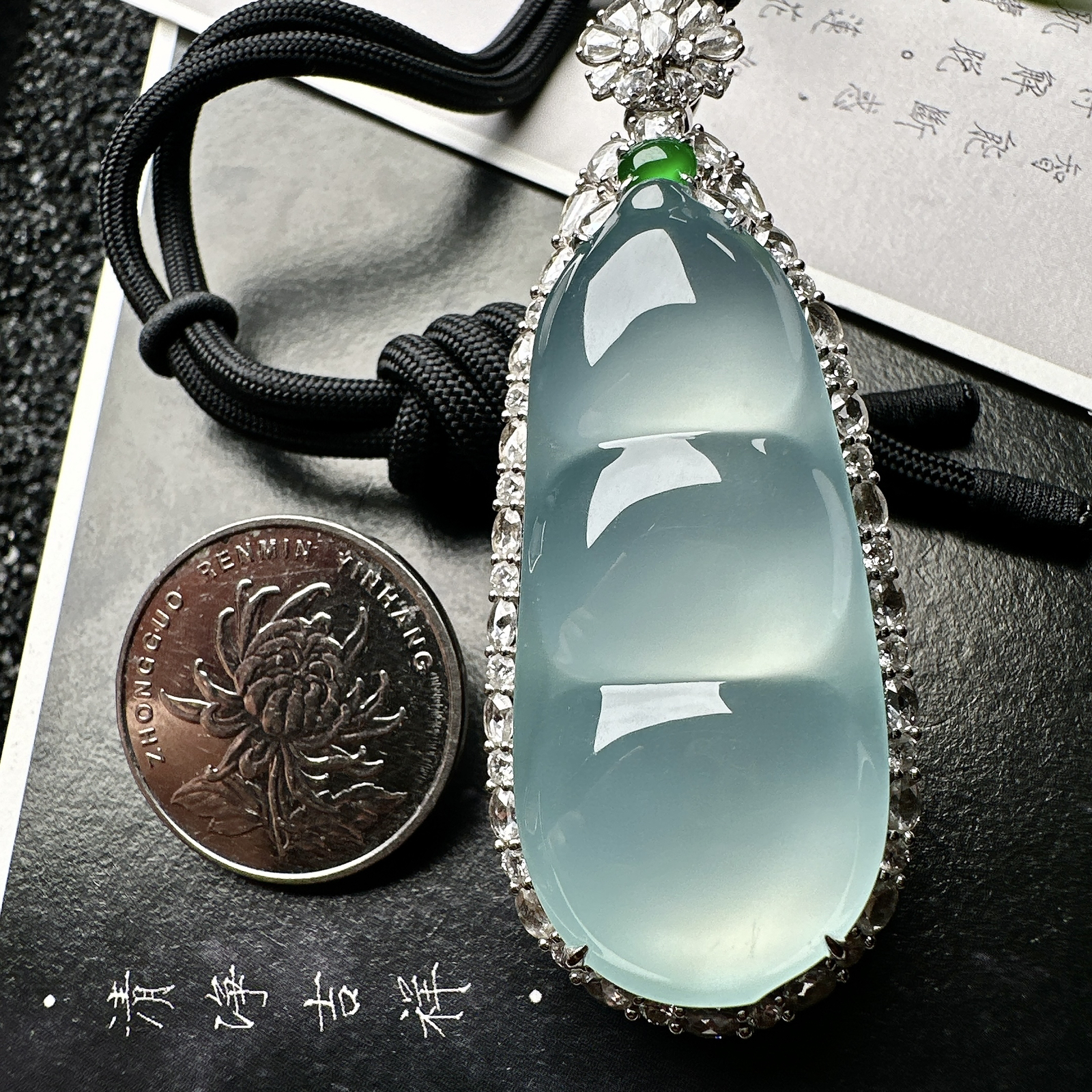 【冰种巨无霸福豆吊坠】天空蓝老料，起钢光，种地上乘，冰感十足，通透起光，饱满圆润，收藏品质，18k金钻镶嵌，裸石尺寸46.5*20.6*7.8毫米