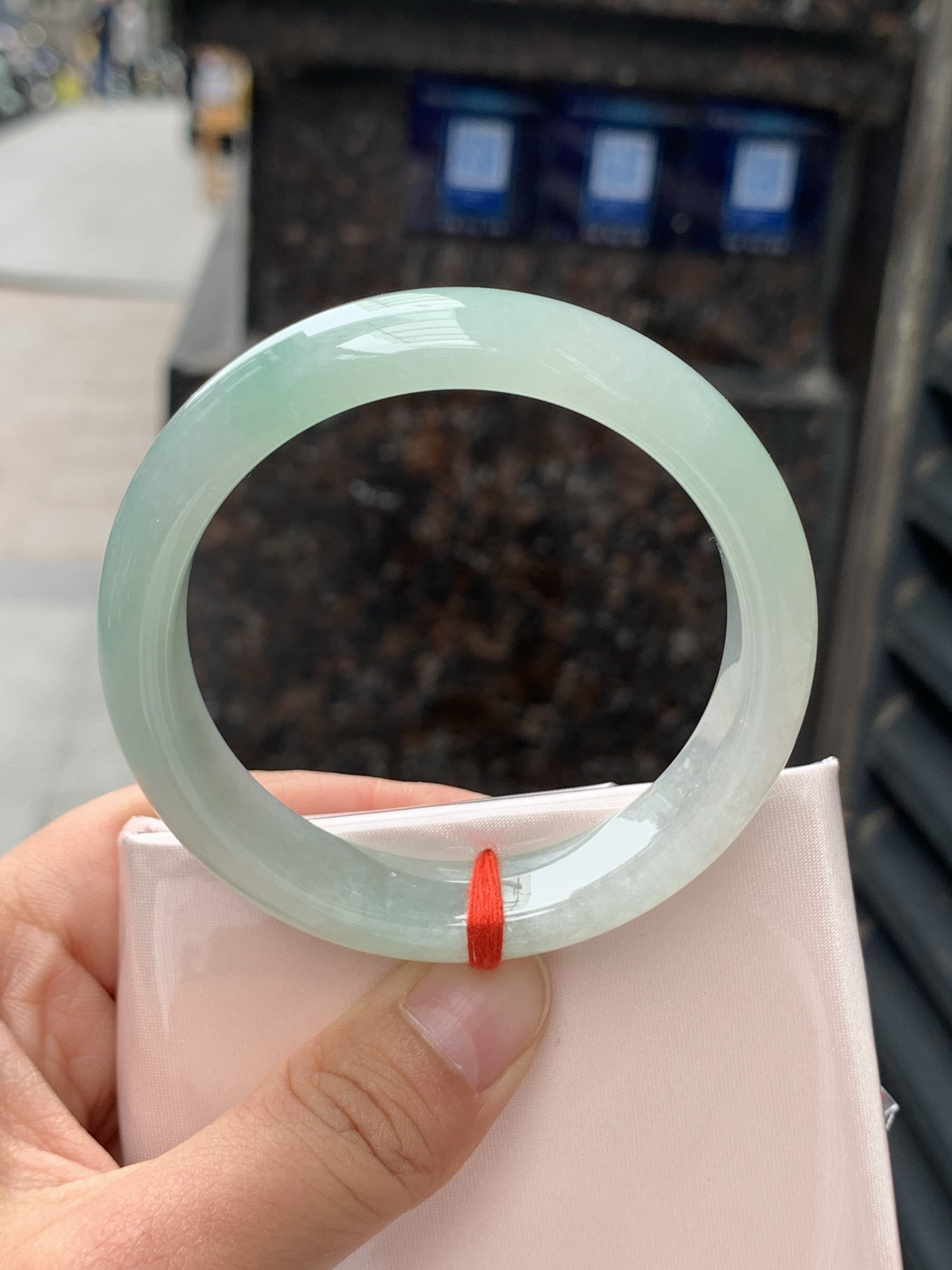 飘绿正圈
53.1-12.4-7.8
底妆水润细腻，淡绿花若隐若现，清爽优雅..