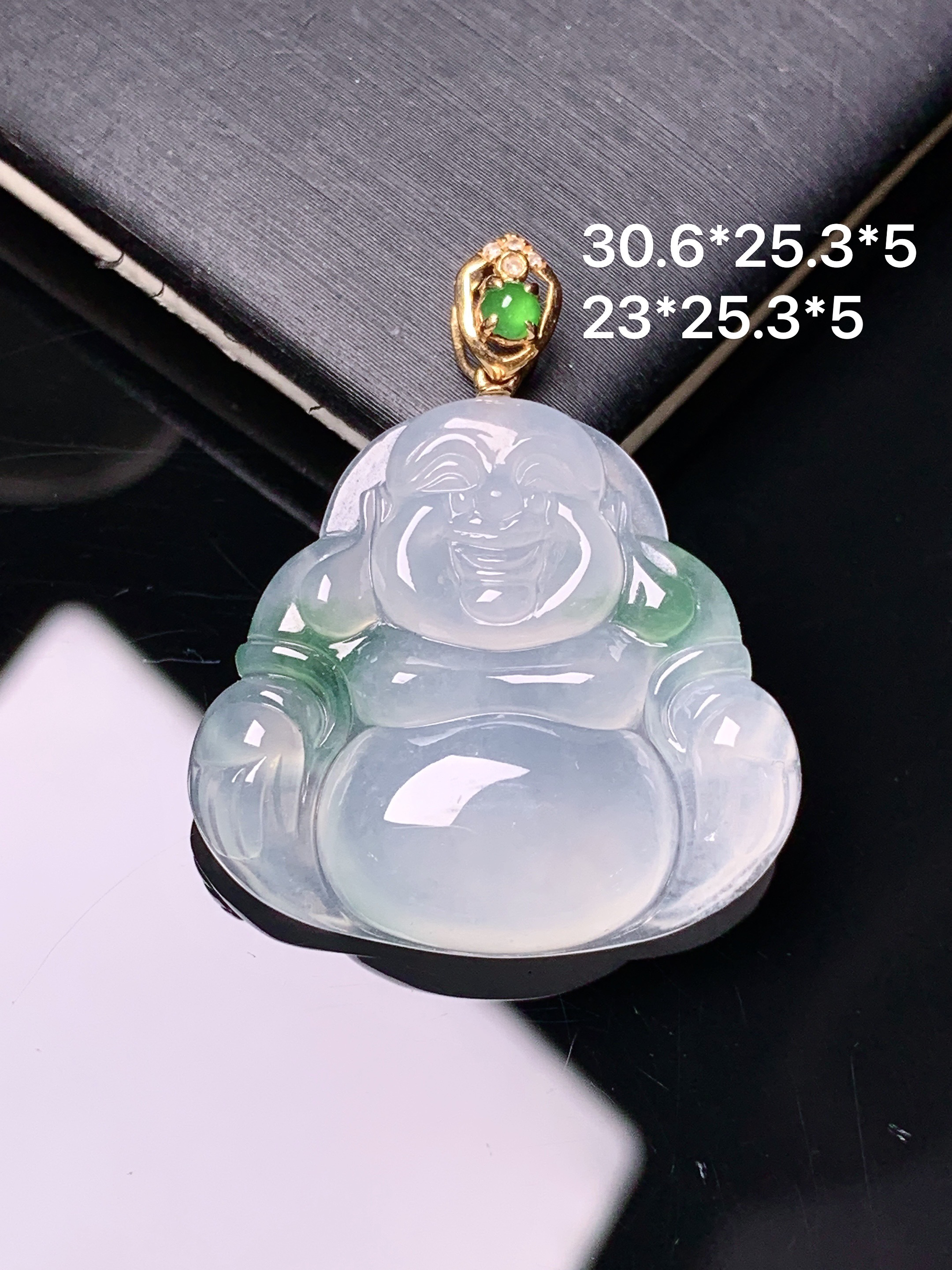 18k金镶嵌飘绿佛公吊坠 玉质细腻 色泽艳丽清新 水润亮眼 整体尺寸30.6*25.3*5 L4