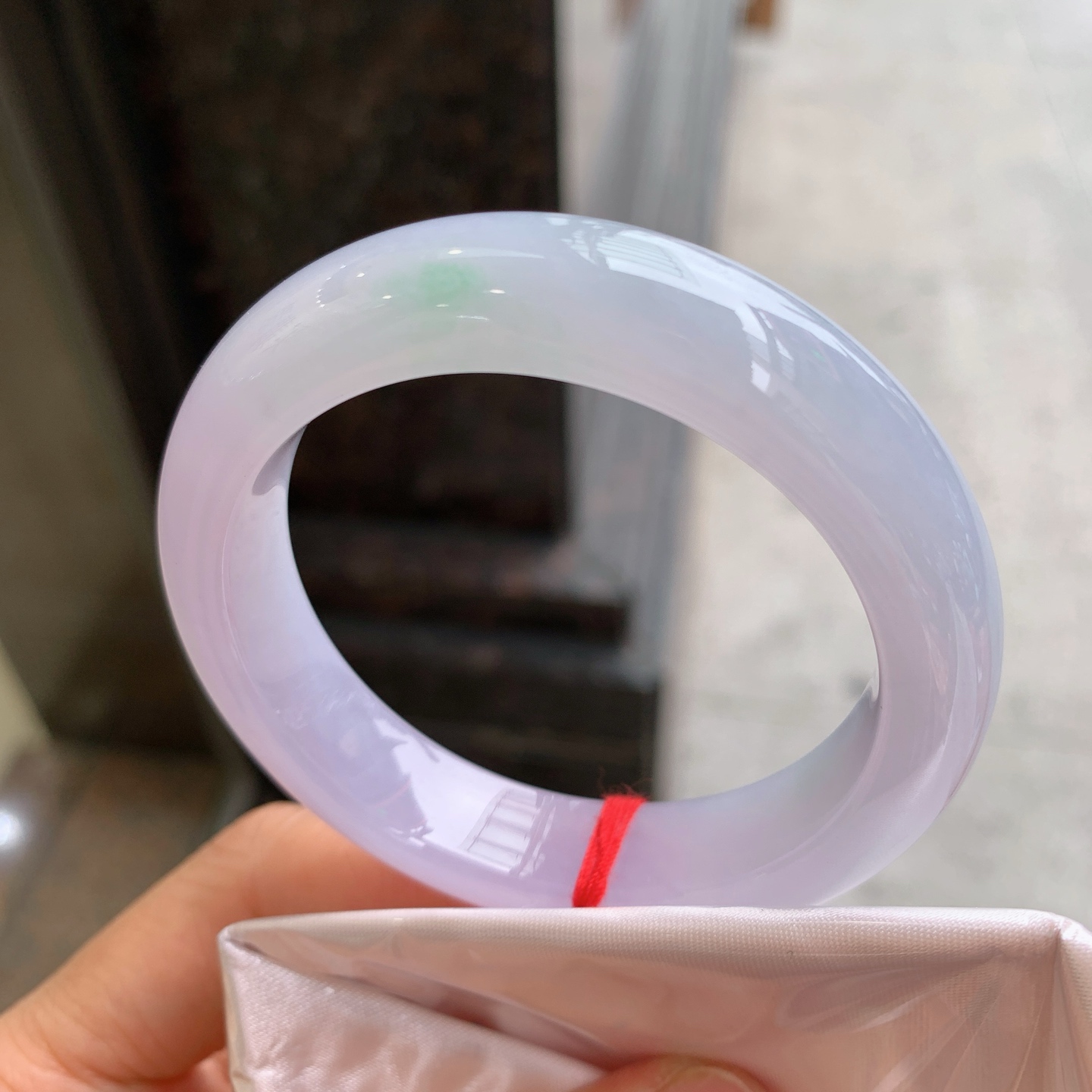 正圈冰种飘绿，有纹，尺寸51.7/12.7/8.8，小圈口