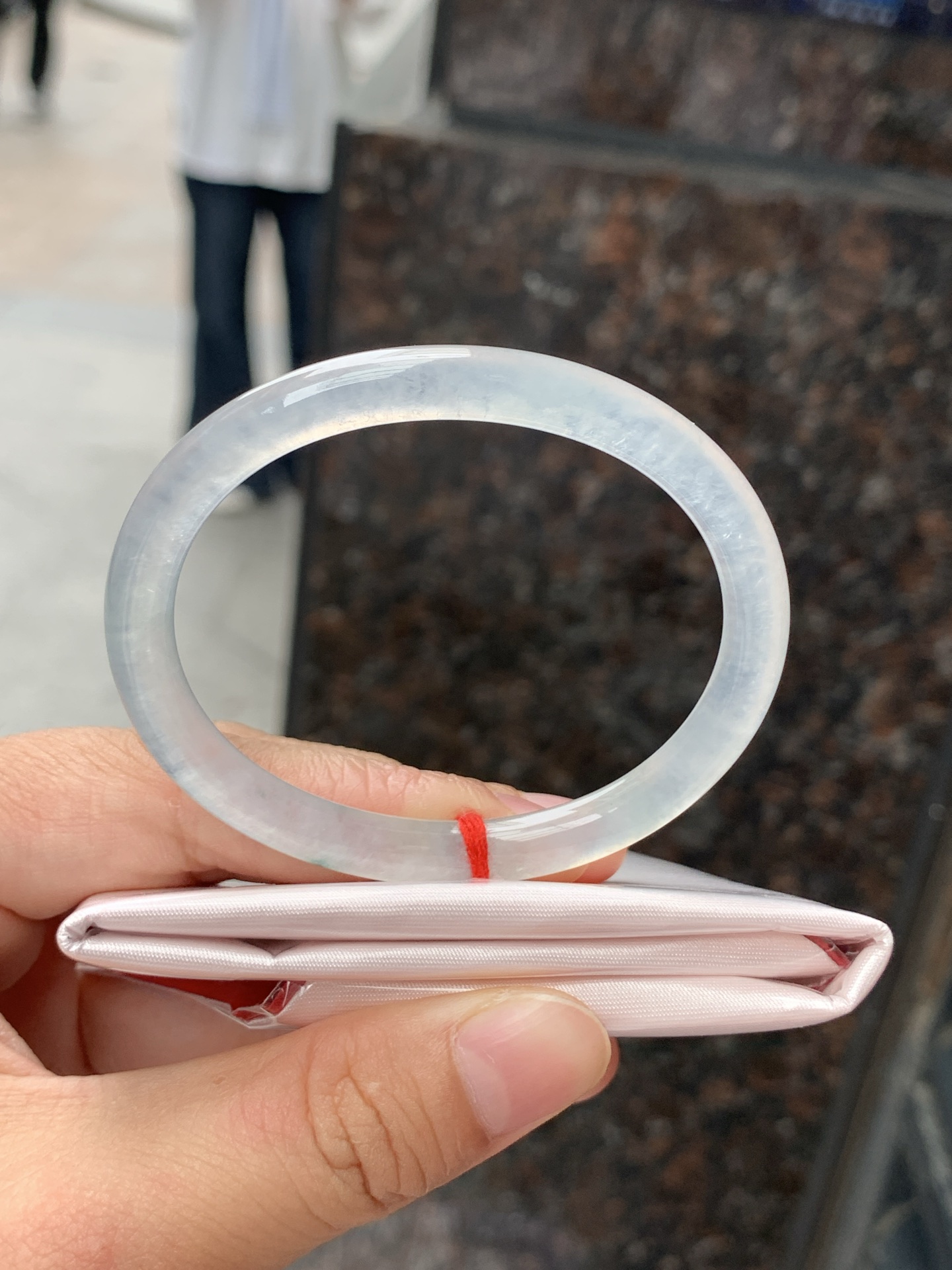 贵妃，52.7-42.7-5.9-6.3，0506-N633，打灯冰晶纹，底妆冰透起光，蓝花灵动飘逸，勾勒出一幅唯美诗意的山水意境画，古典优雅又秀气