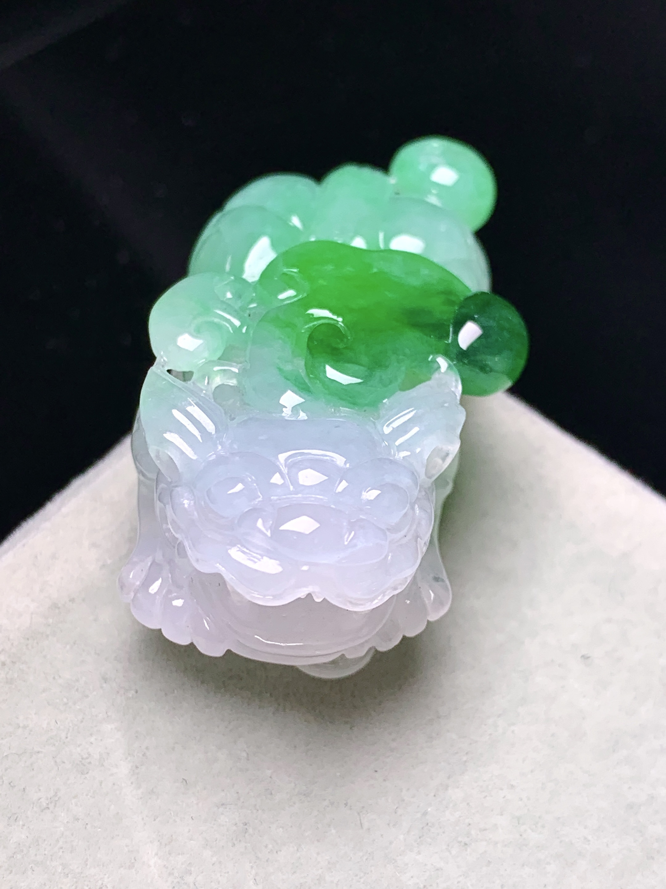 飘绿貔貅吊坠 玉质细腻 色泽艳丽清新 水润亮眼 整体尺寸40.8*21.5*11.5 a5