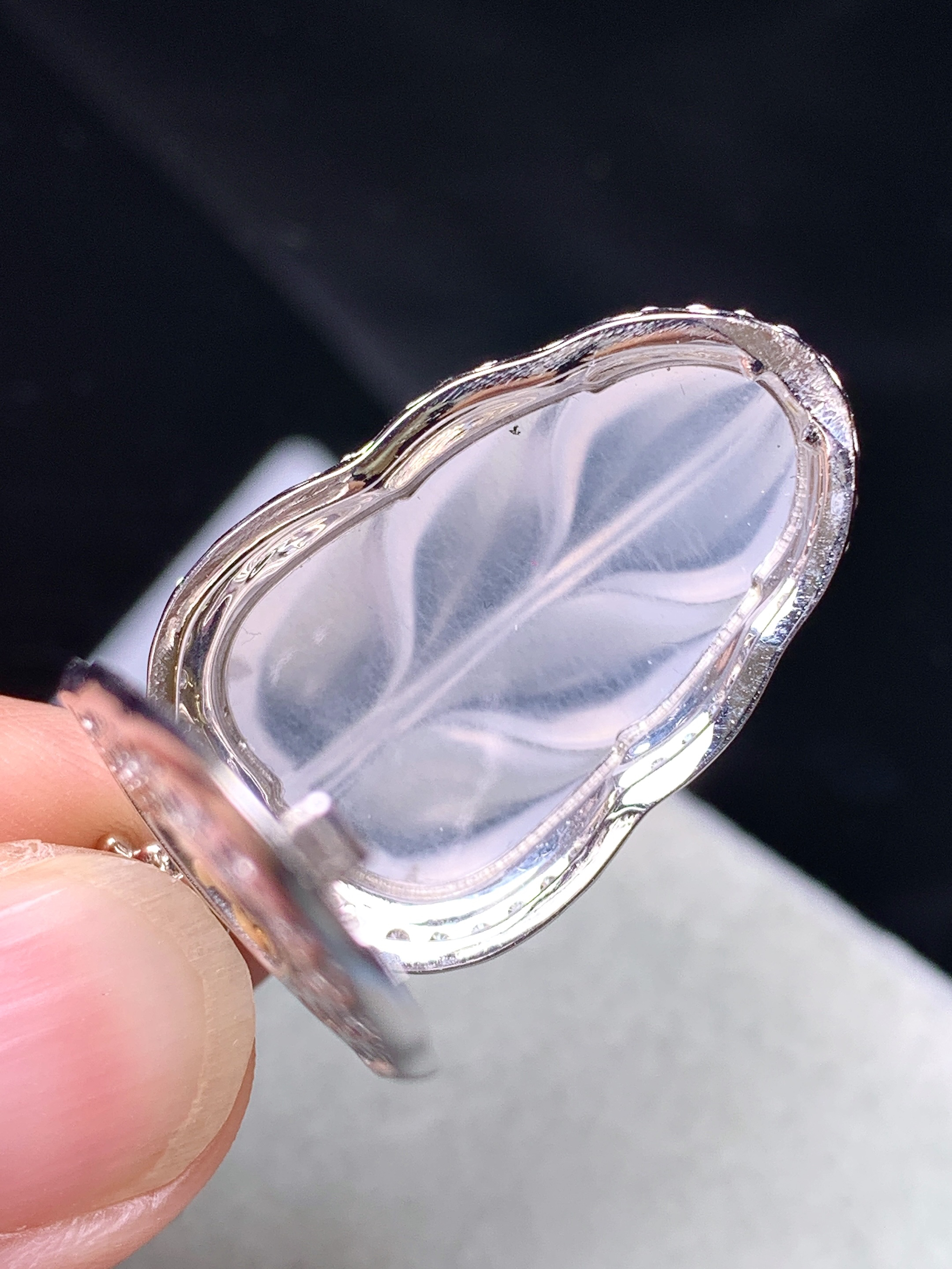 18k金钻镶嵌冰种树叶吊坠 玉质细腻 色泽艳丽清新 水润亮眼 整体尺寸37.8*18.7*11.2 j2