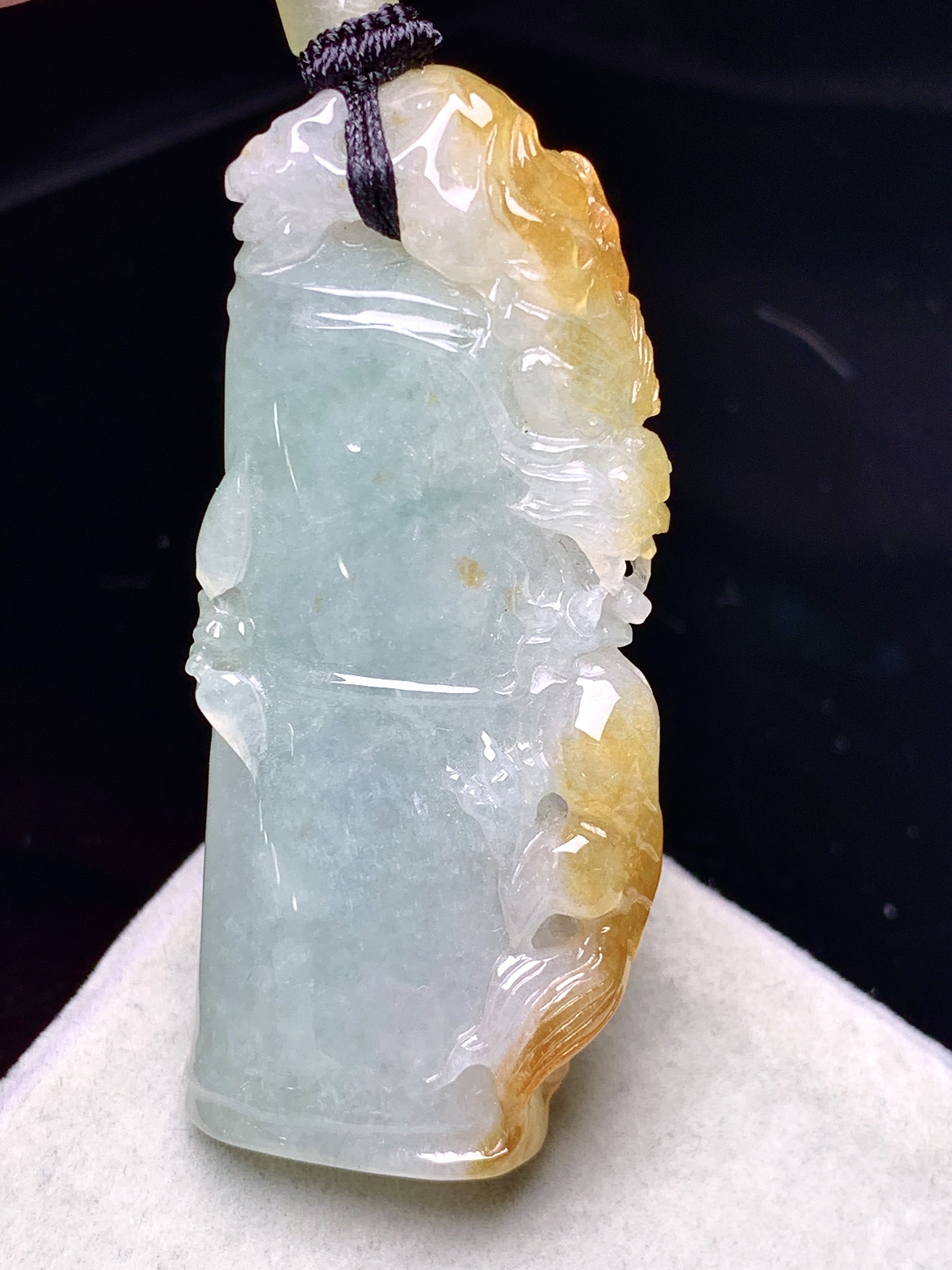 飘黄翡竹节吊坠 玉质细腻 色泽艳丽清新 水润亮眼 整体尺寸49.2*21.8*7.2 L1