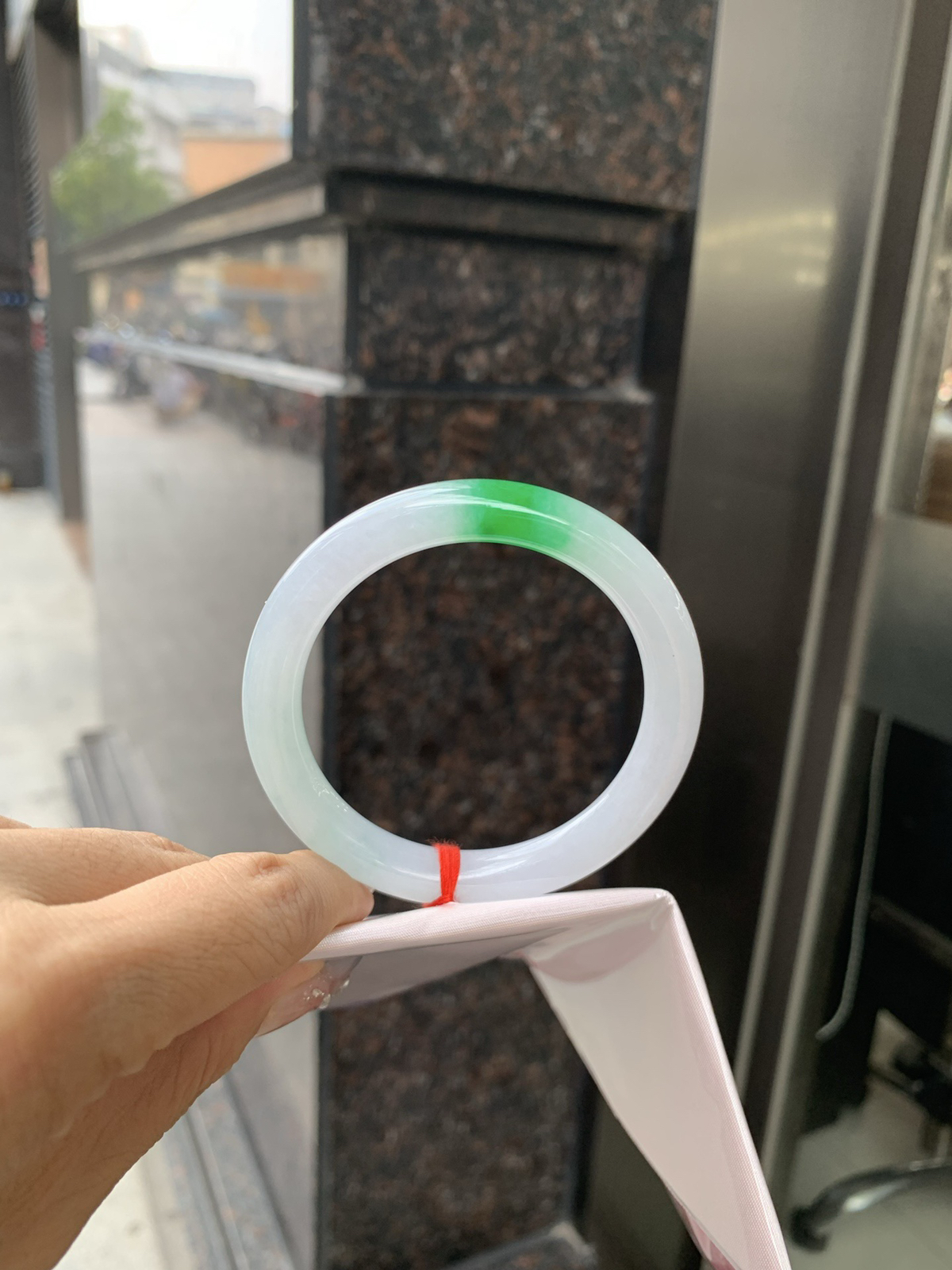 白底青辣绿圆条，无暇。底妆水润，一抹辣绿花点缀，镯色生香，腕间之美，水润中透着灵气，仙气缭绕，温婉可人，举手投足间皆是美好