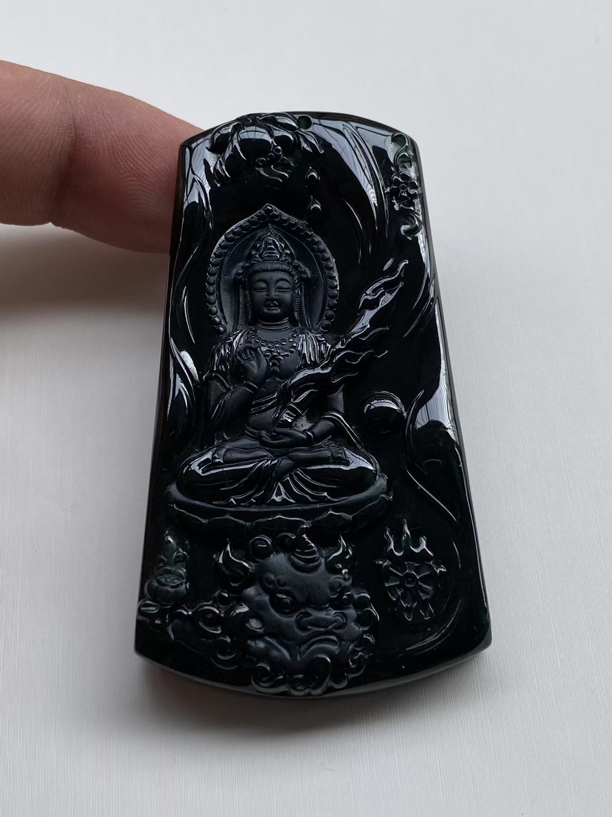 墨翠：【文殊菩萨】细腻干净，黑度好，性价比高，雕工精湛，打灯透绿