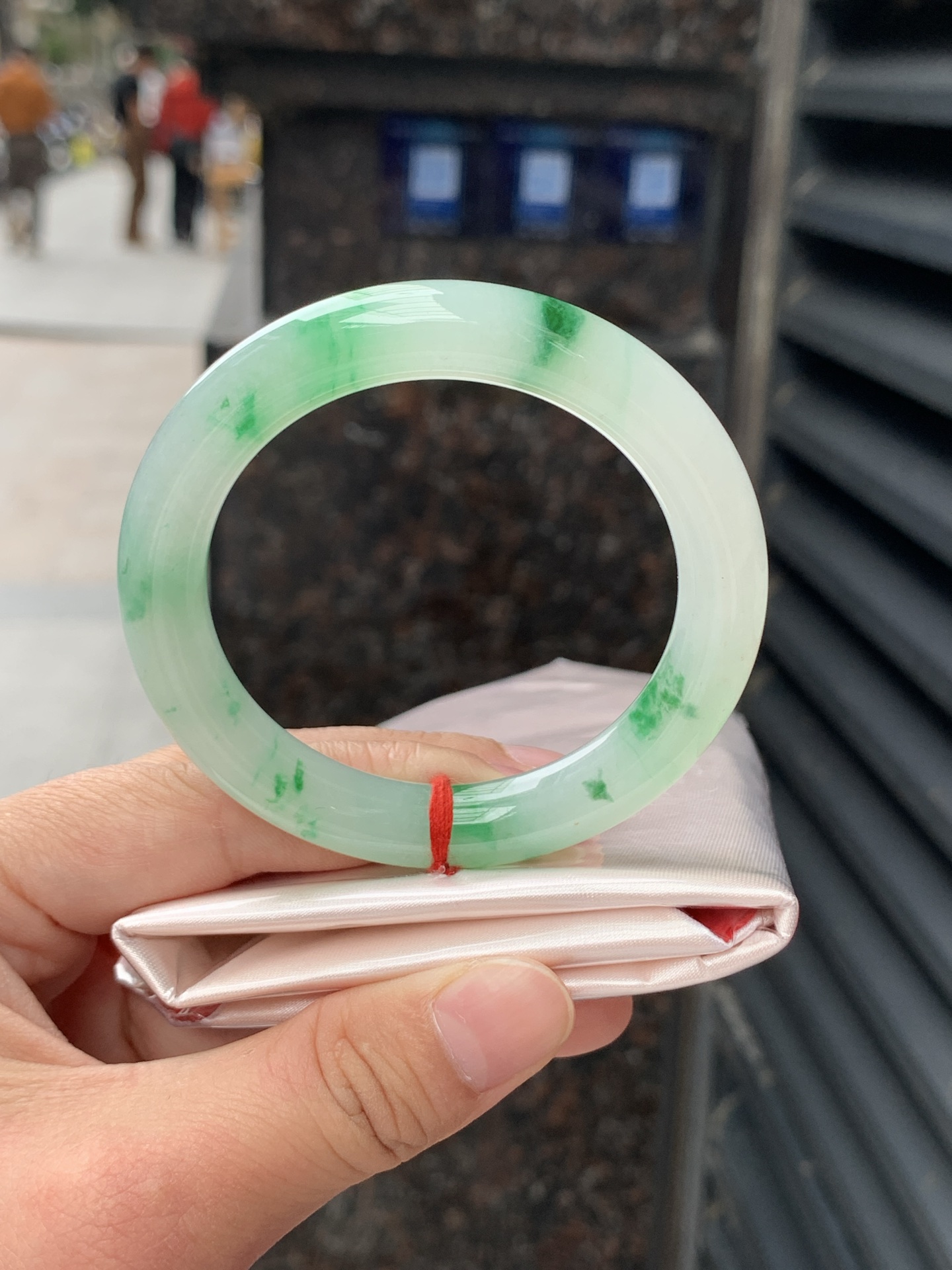 冰种阳绿圆镯，51/9.6/9.3，0506-N641，打灯纹裂，不扣，底妆水润，满圈阳绿花点缀，简