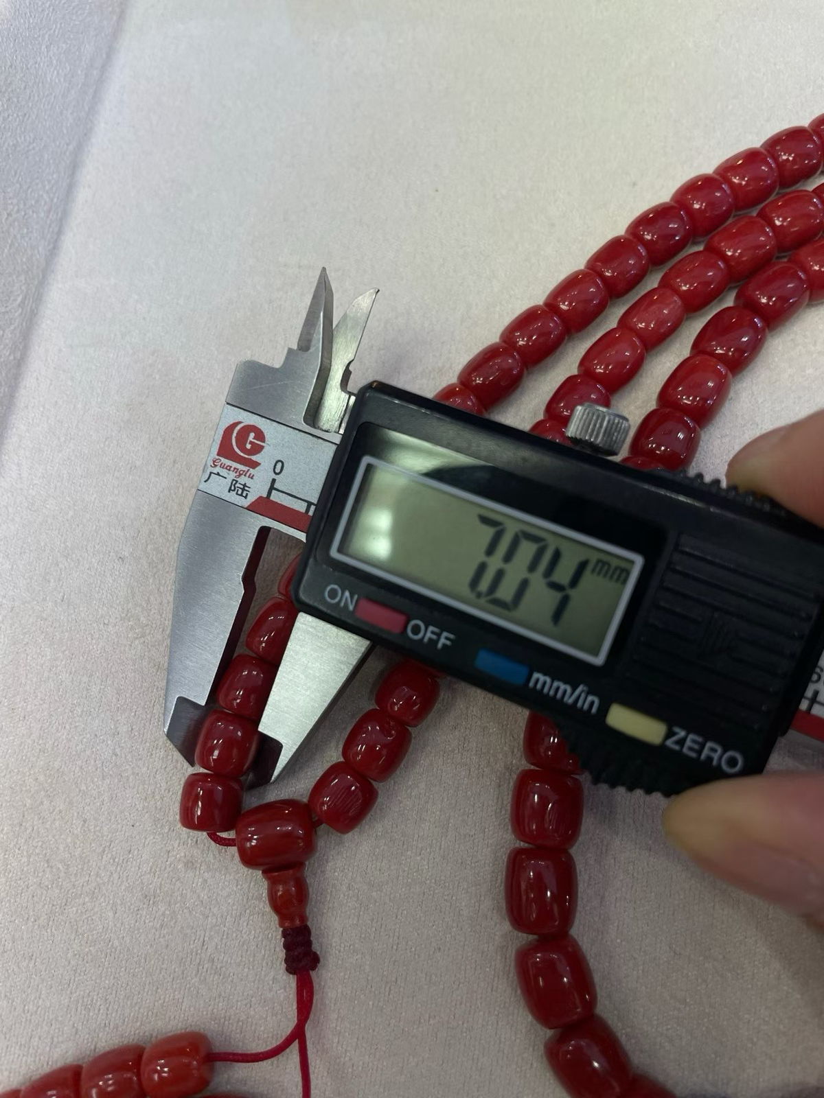 【天然红珊瑚8mm老型桶珠108佛珠手链】项链手链两用款！天然无添加无优化，科西卡材料，西班牙产地，牛血红颜色，珠子直径8-7mm，重量81.51克！每颗珠子均为天然的珊瑚，珊瑚自古就为佛教珍宝，深海千年有机宝石！收藏价值高、可传承！
