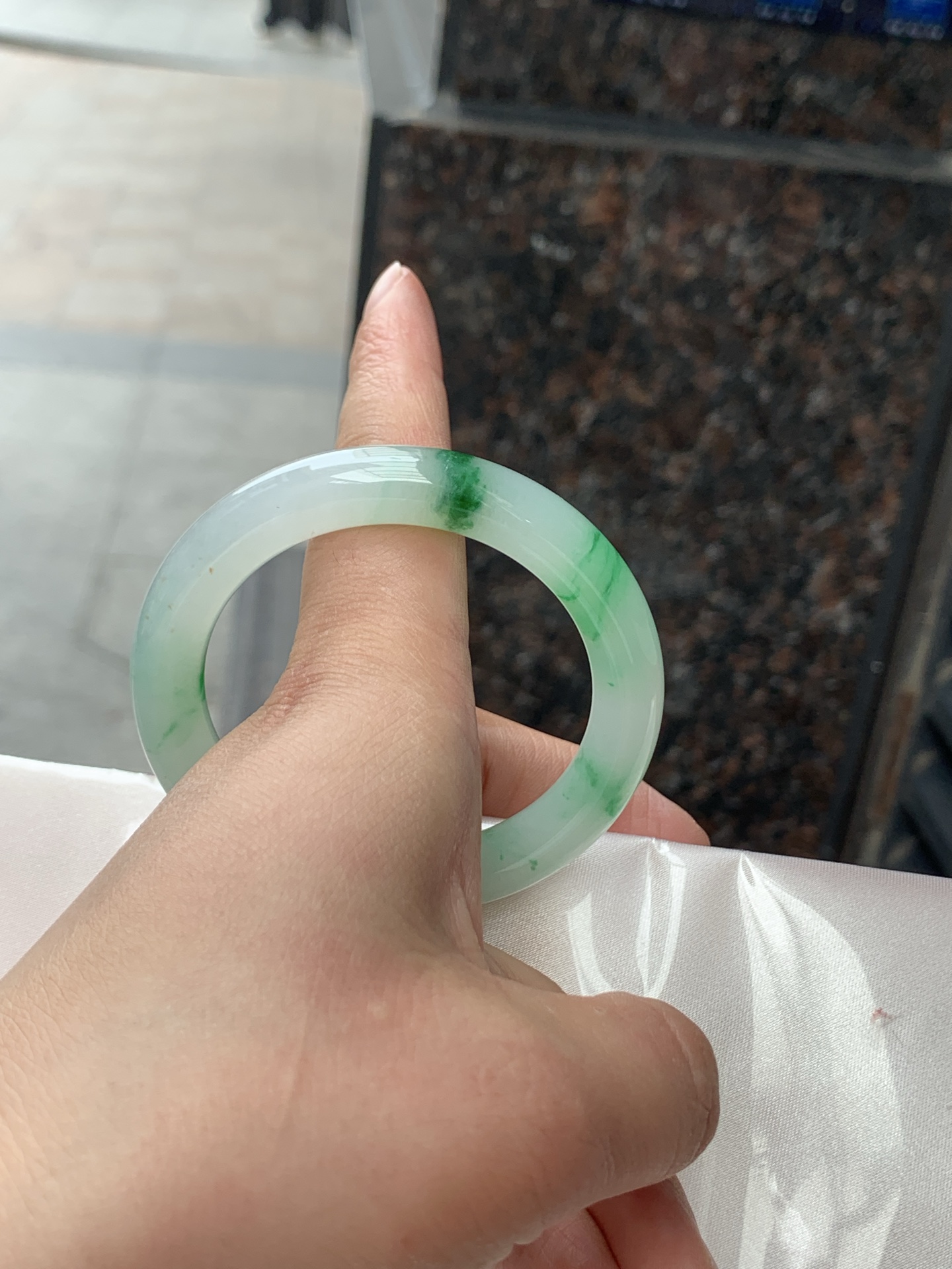 冰种阳绿圆镯，51/9.6/9.3，0506-N641，打灯纹裂，不扣，底妆水润，满圈阳绿花点缀，简约却充满灵气，清新如芽，宛若自然的画卷凝结于腕间，静中带动，韵味悠长