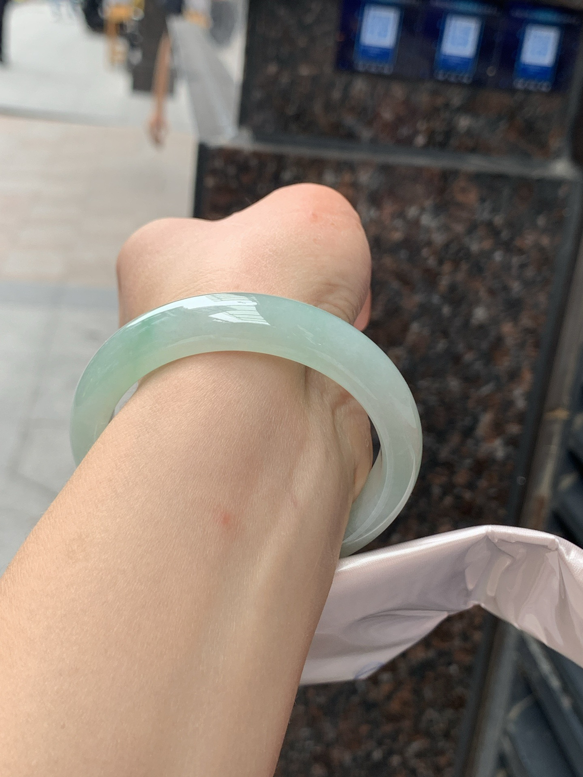 飘绿正圈
53.1-12.4-7.8
底妆水润细腻，淡绿花若隐若现，清爽优雅..