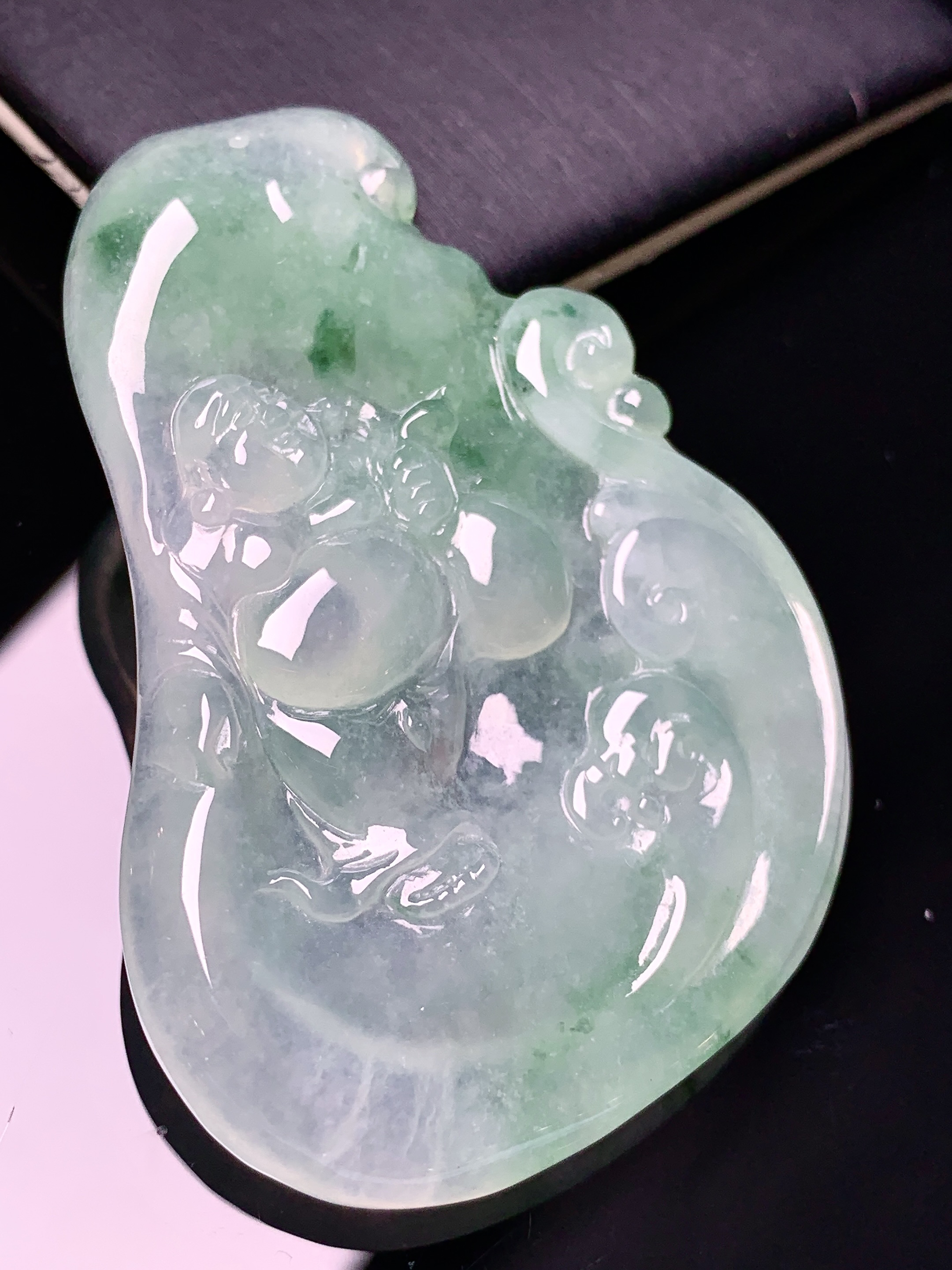 飘绿佛公吊坠 玉质细腻 色泽艳丽清新 水润亮眼 整体尺寸59*40*5.5 c1