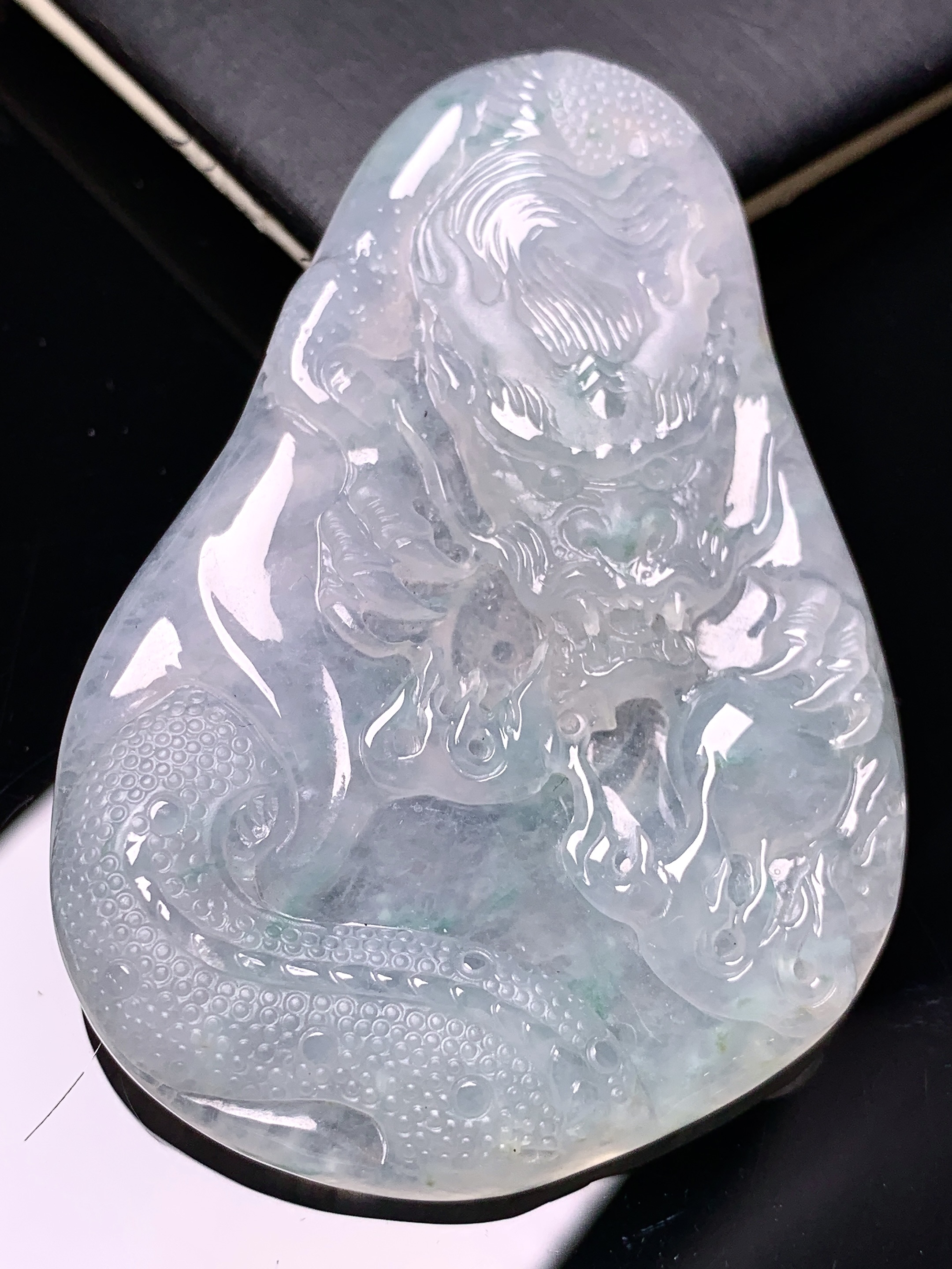 冰种龙牌吊坠 玉质细腻 色泽艳丽清新 水润亮眼 整体尺寸63*42.8*6.5 c1