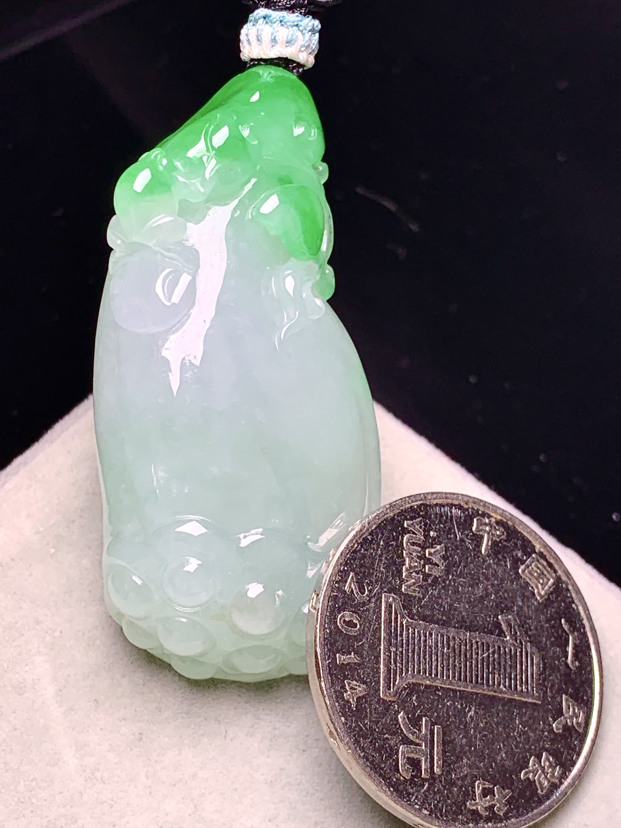 飘绿莲蓬吊坠 玉质细腻 色泽艳丽清新 水润亮眼 整体尺寸45.5*21.5*10.5 a5