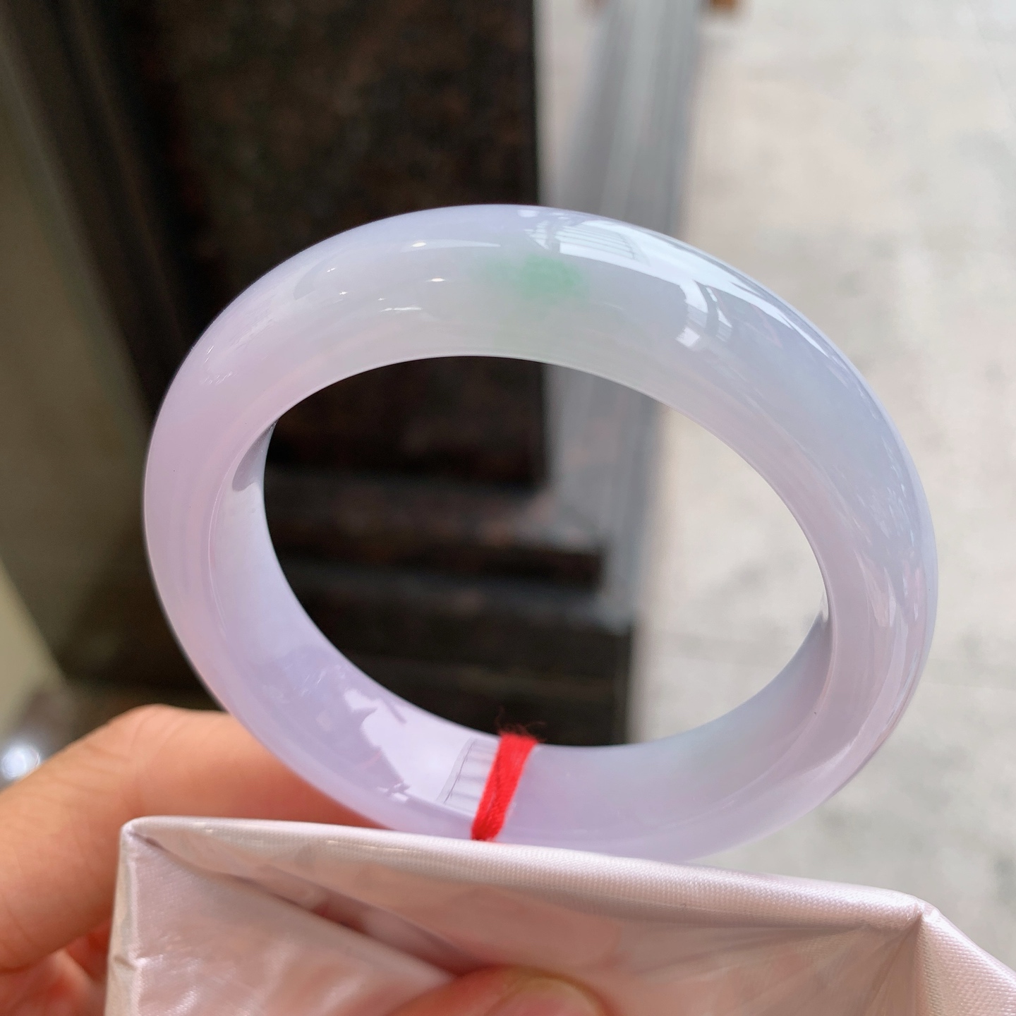 正圈冰种飘绿，有纹，尺寸51.7/12.7/8.8，小圈口