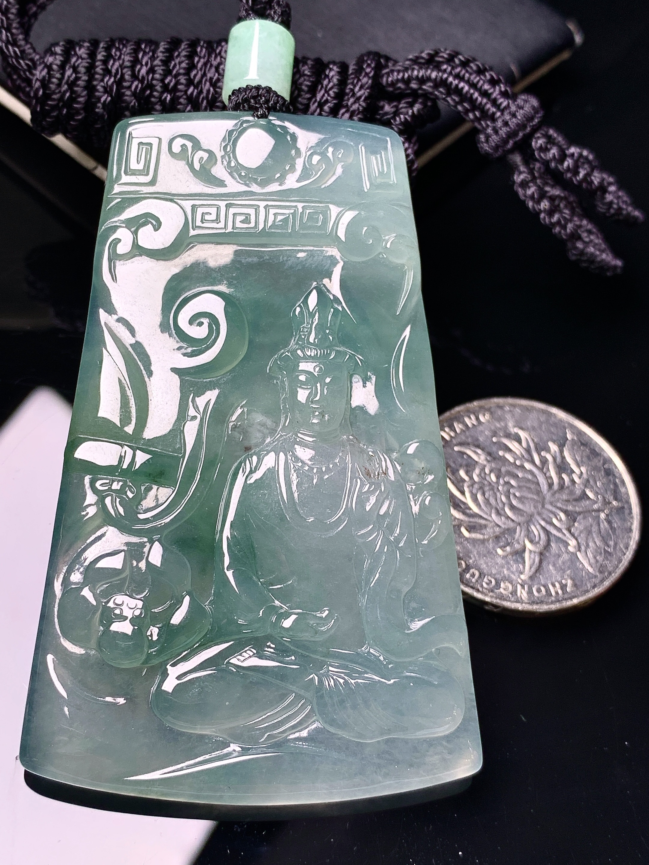 飘绿观音菩萨吊坠 玉质细腻 色泽艳丽清新 水润亮眼 整体尺寸67.8*40.6*5.3 L1