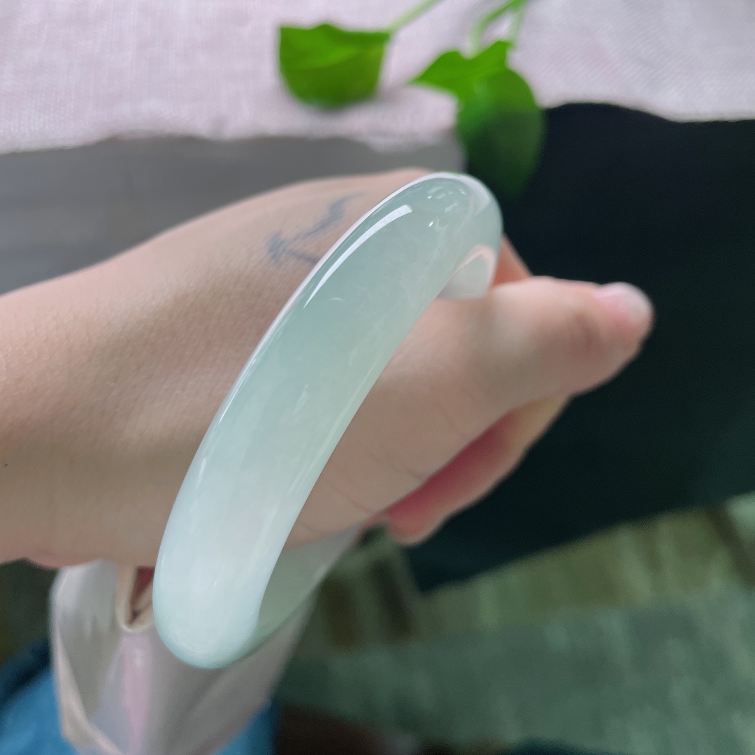 56.6/11.9/8.6，冰晴底正圈，冰清玉洁，胜日寻芳泗水滨，无边光景一时新。洒金，无裂，ss52673a