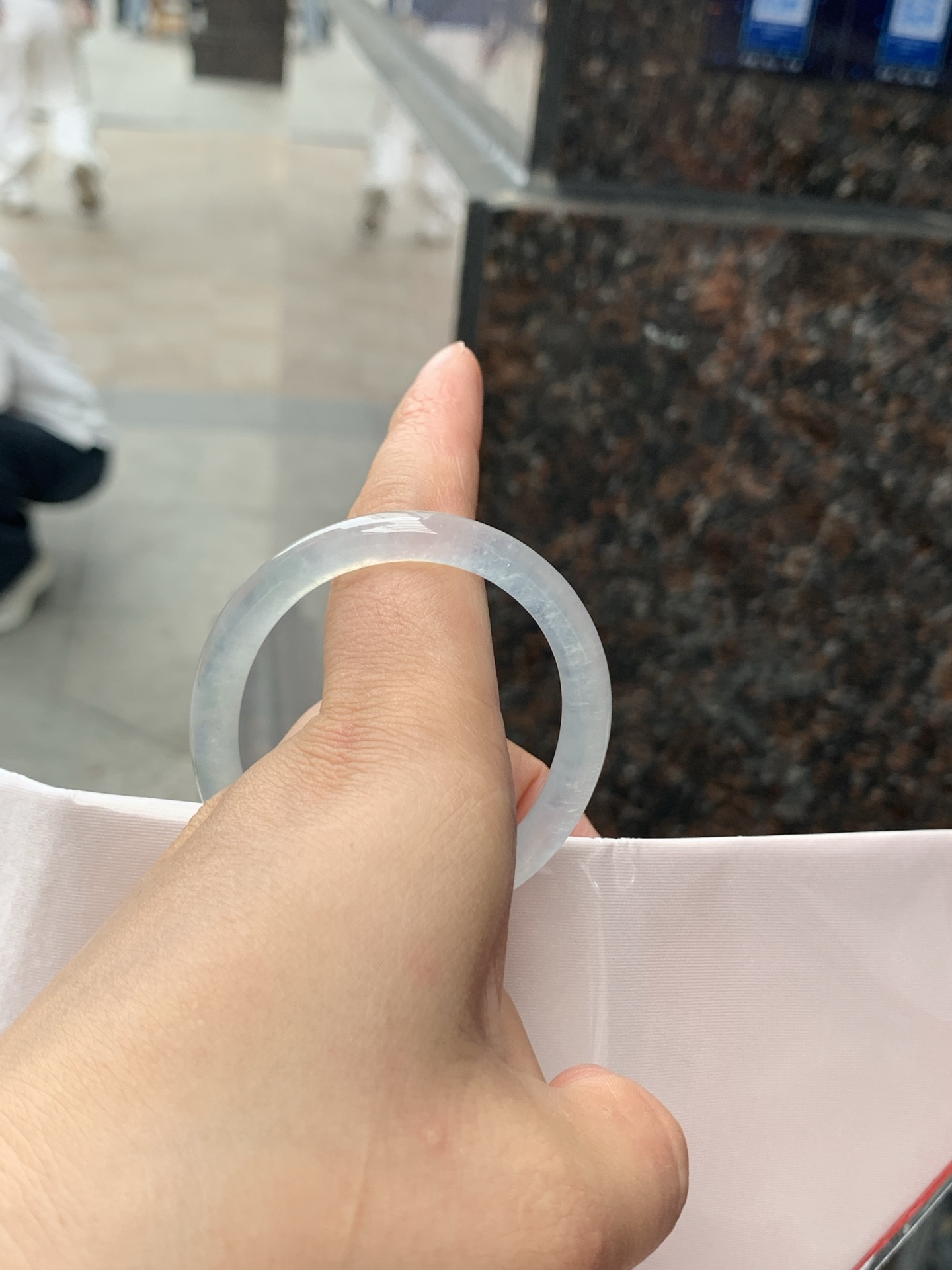 贵妃，52.7-42.7-5.9-6.3，0506-N633，打灯冰晶纹，底妆冰透起光，蓝花灵动飘逸，勾勒出一幅唯美诗意的山水意境画，古典优雅又秀气