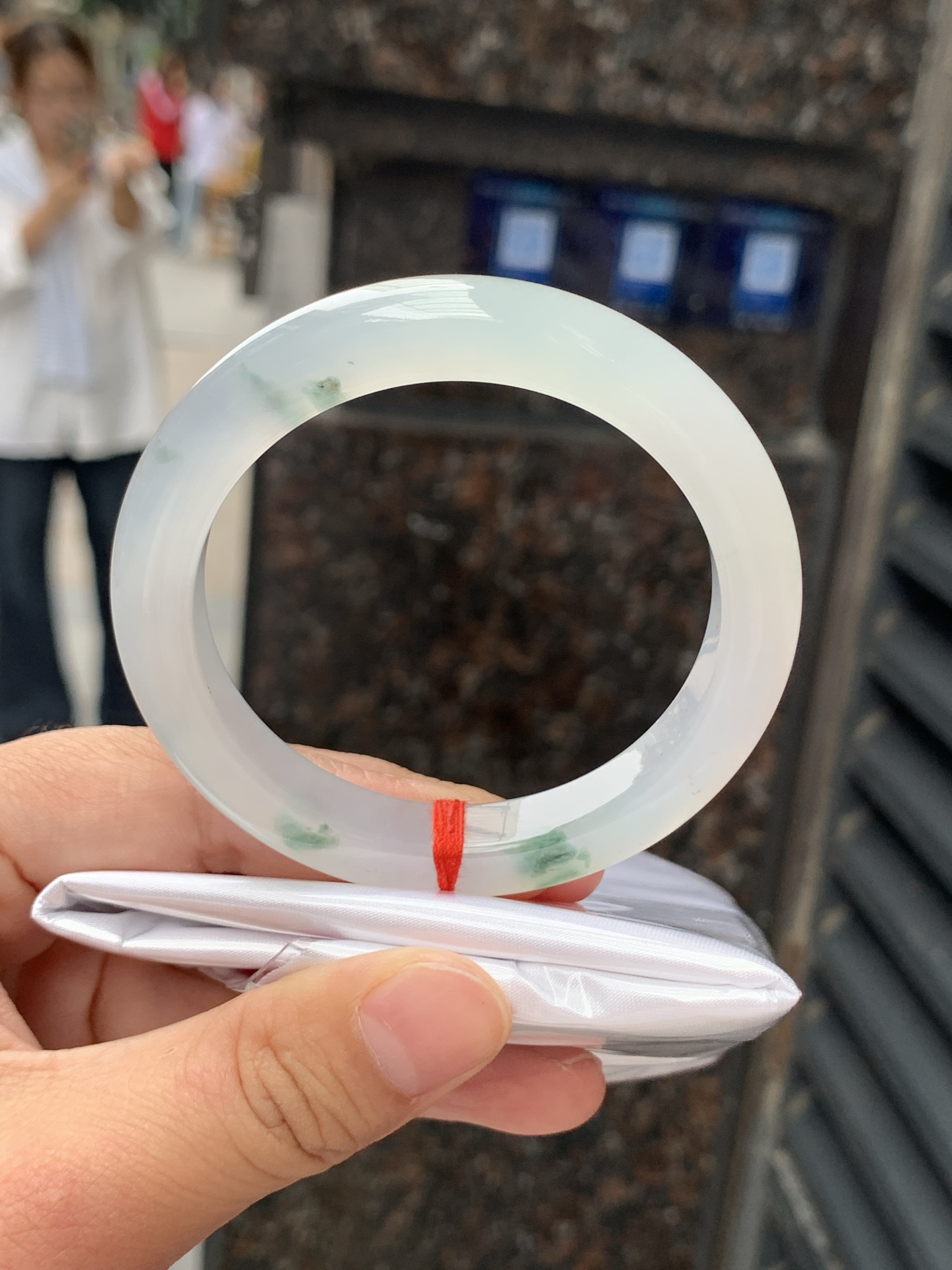 冰飘花正圈，53.4/9.7/8.8，0506-N637，打灯棉纹，底妆胶润细腻，几抹蓝花灵动飘逸，意境感十足，古典优雅又秀气