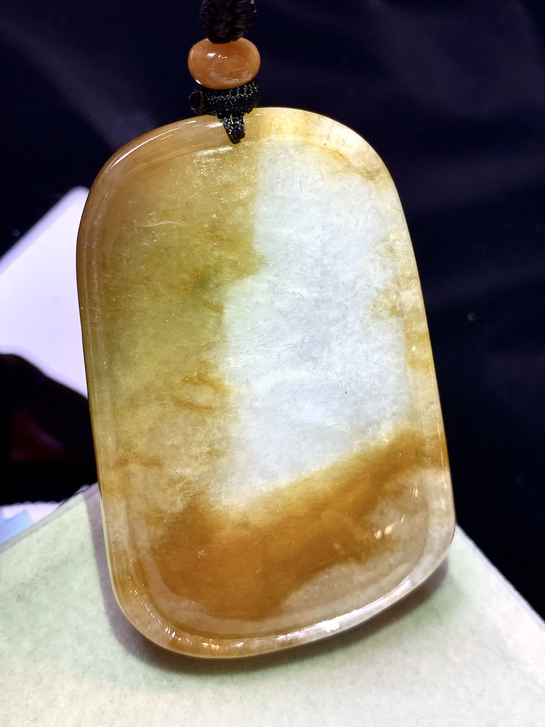 飘黄黄绿翡杨玉环吊坠 玉质细腻 色泽艳丽清新 水润亮眼 整体尺寸49.3*39.2*9.5 w1