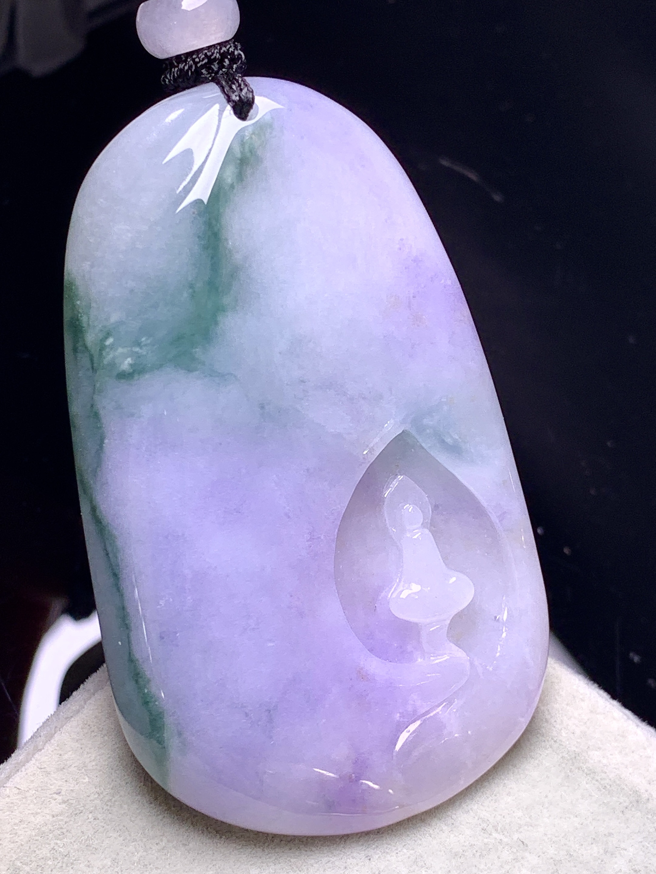 紫罗兰飘绿悟道牌吊坠 玉质细腻 色泽艳丽清新 水润亮眼 整体尺寸54.3*32*8.5 w1
