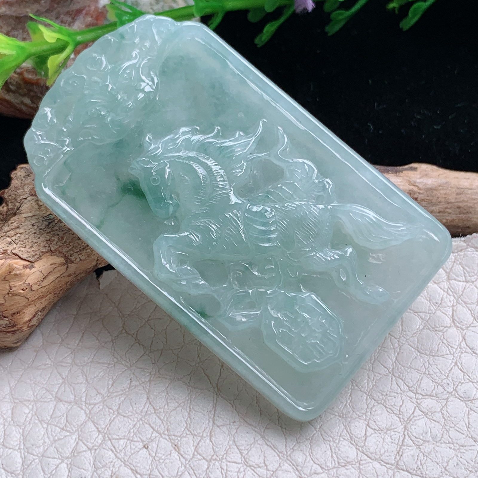 kh实拍52.8*31.5*6缅甸翡翠飘花一马当先吊坠生肖马牌