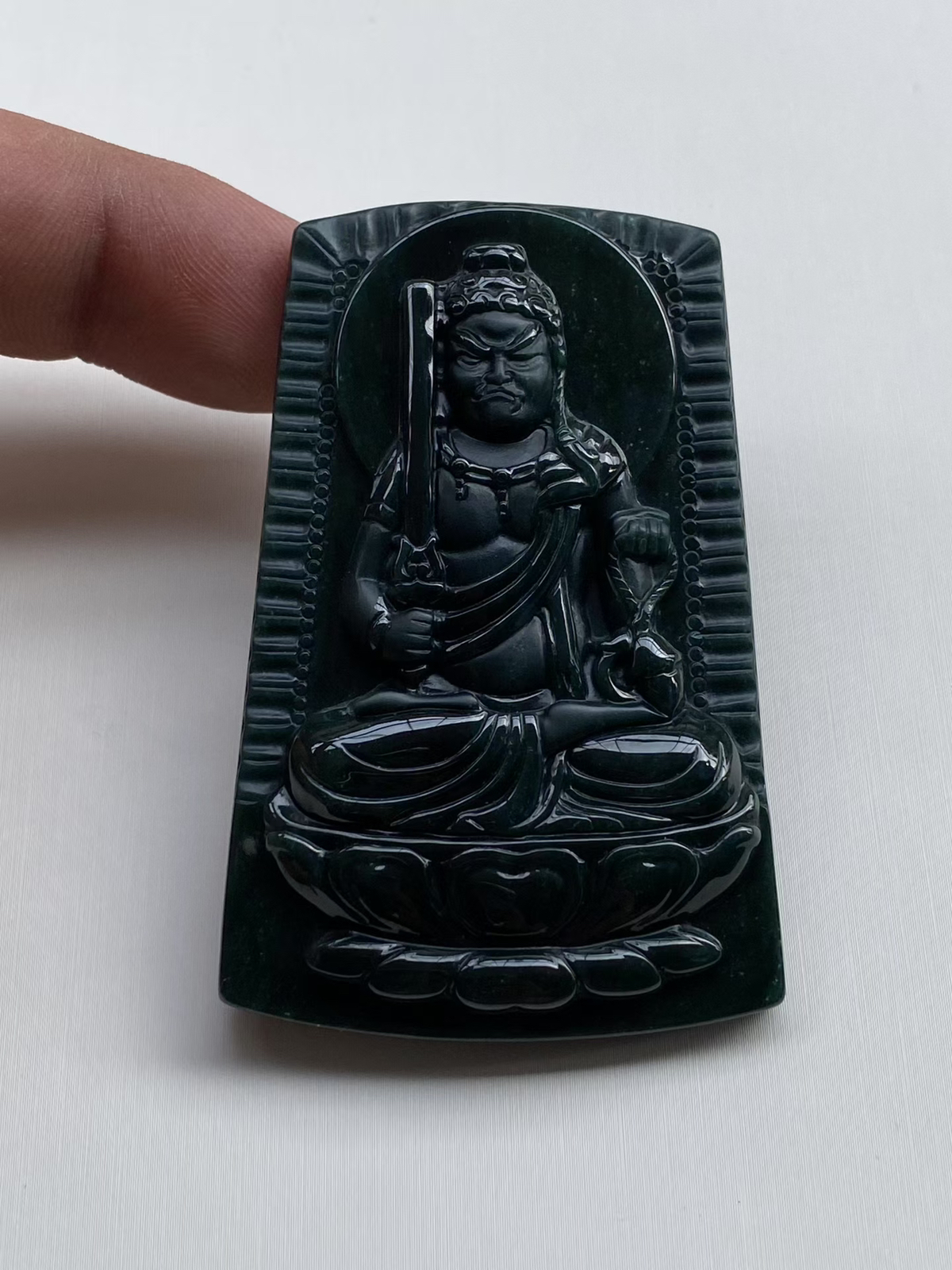 墨翠：【不动明王】细腻干净，黑度好，性价比高，雕工精湛，打灯透绿