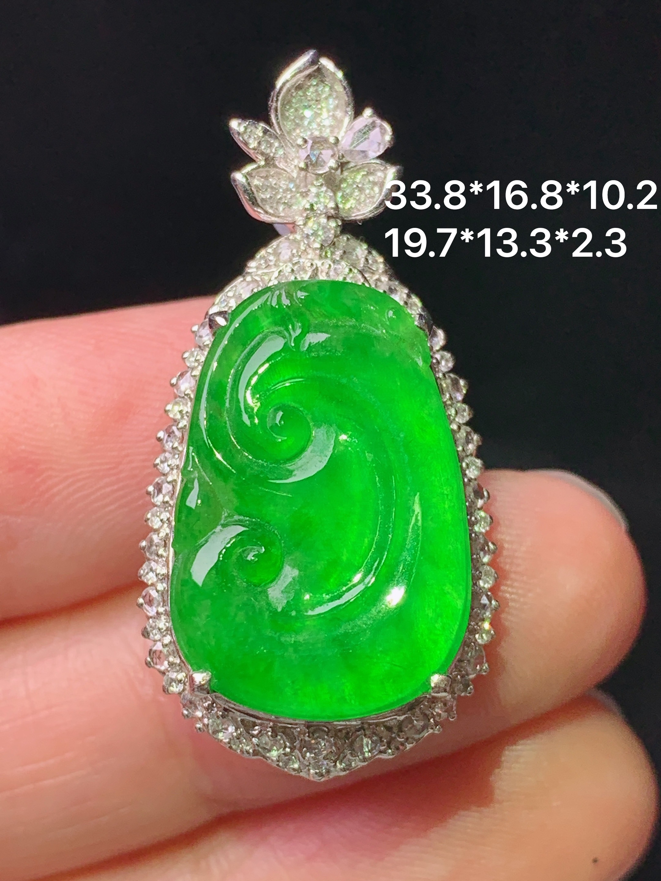 18k金钻镶嵌冰阳绿如意吊坠 玉质细腻 色泽艳丽清新 水润亮眼 整体尺寸33.8*16.8*10.2 h2