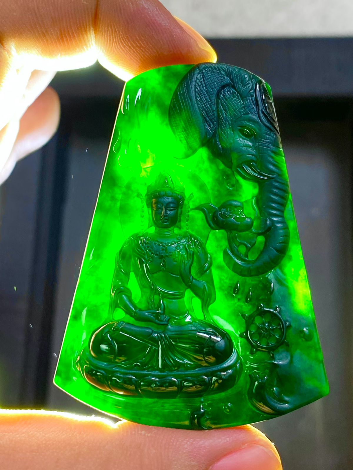 墨翠：【普贤菩萨】细腻干净，黑度好，性价比高，雕工精湛，打灯透绿