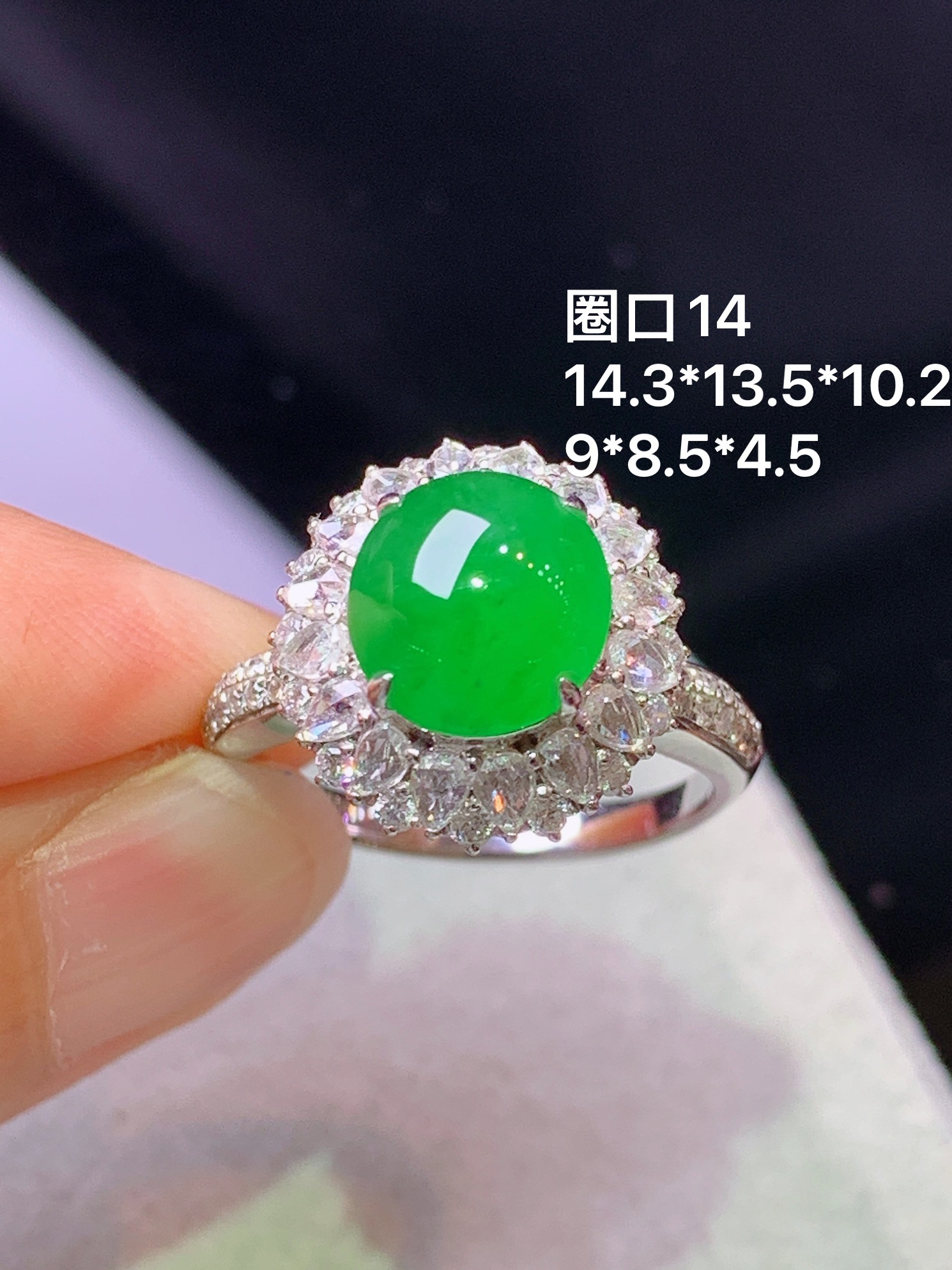 18k金钻镶嵌满绿蛋面戒指 玉质细腻 色泽艳丽清新 水润亮眼 圈口14 整体尺寸14.3*13.5*10.2 h1