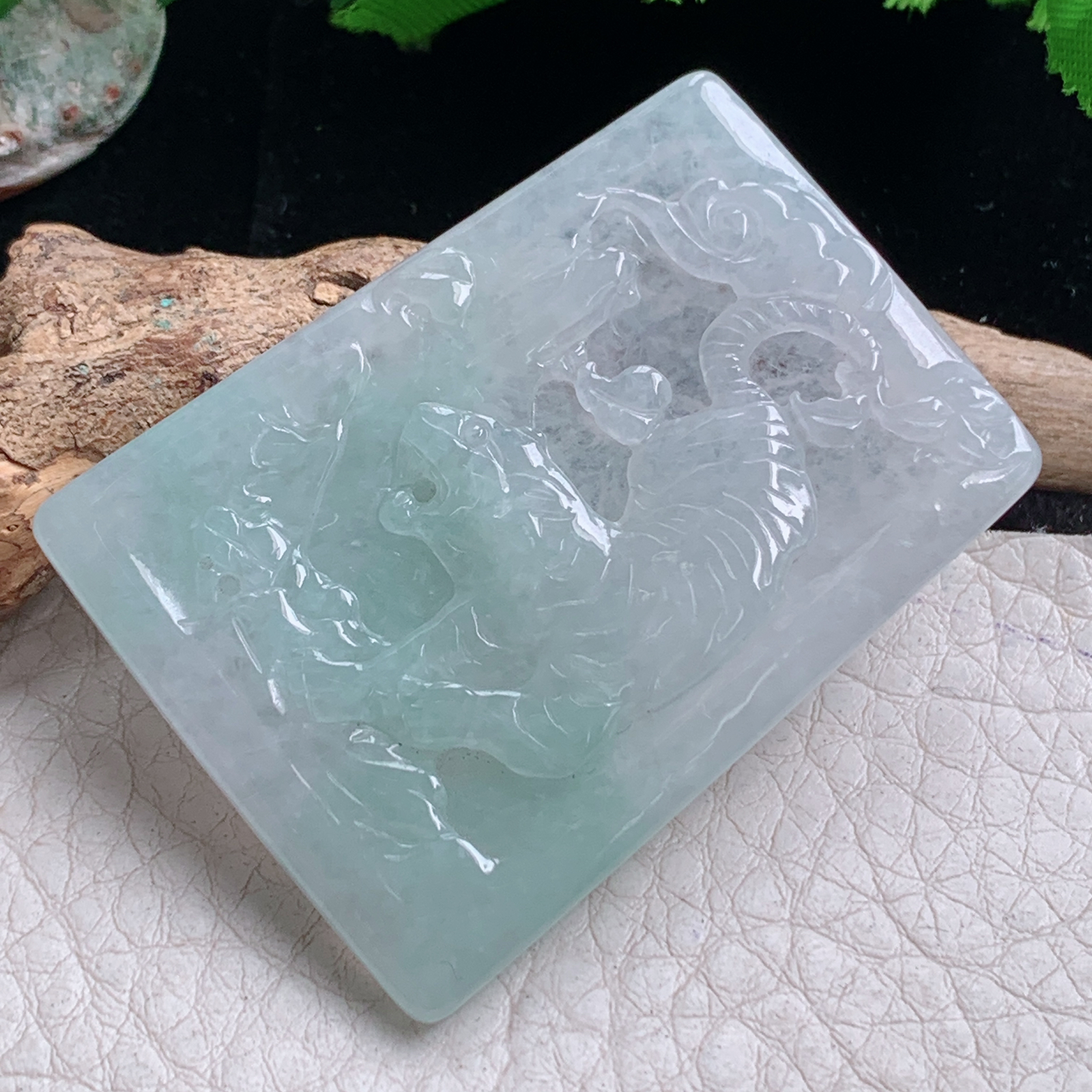 yj实拍49*36*4.5缅甸翡翠冰透生肖虎吊坠虎虎生威下山虎玉坠