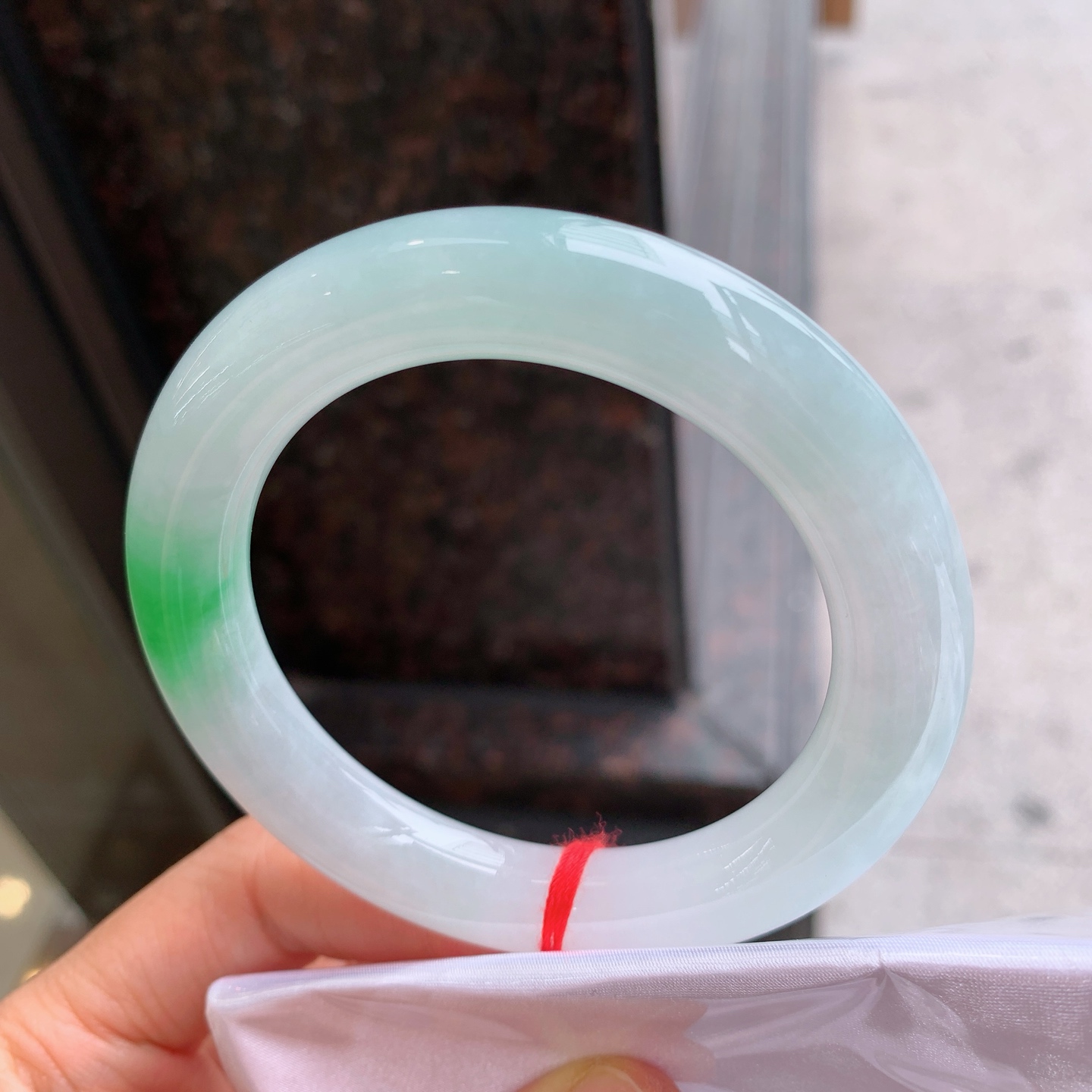 圆条冰飘绿，无裂，尺寸：56.3/11.2/11.5，清爽色阳
