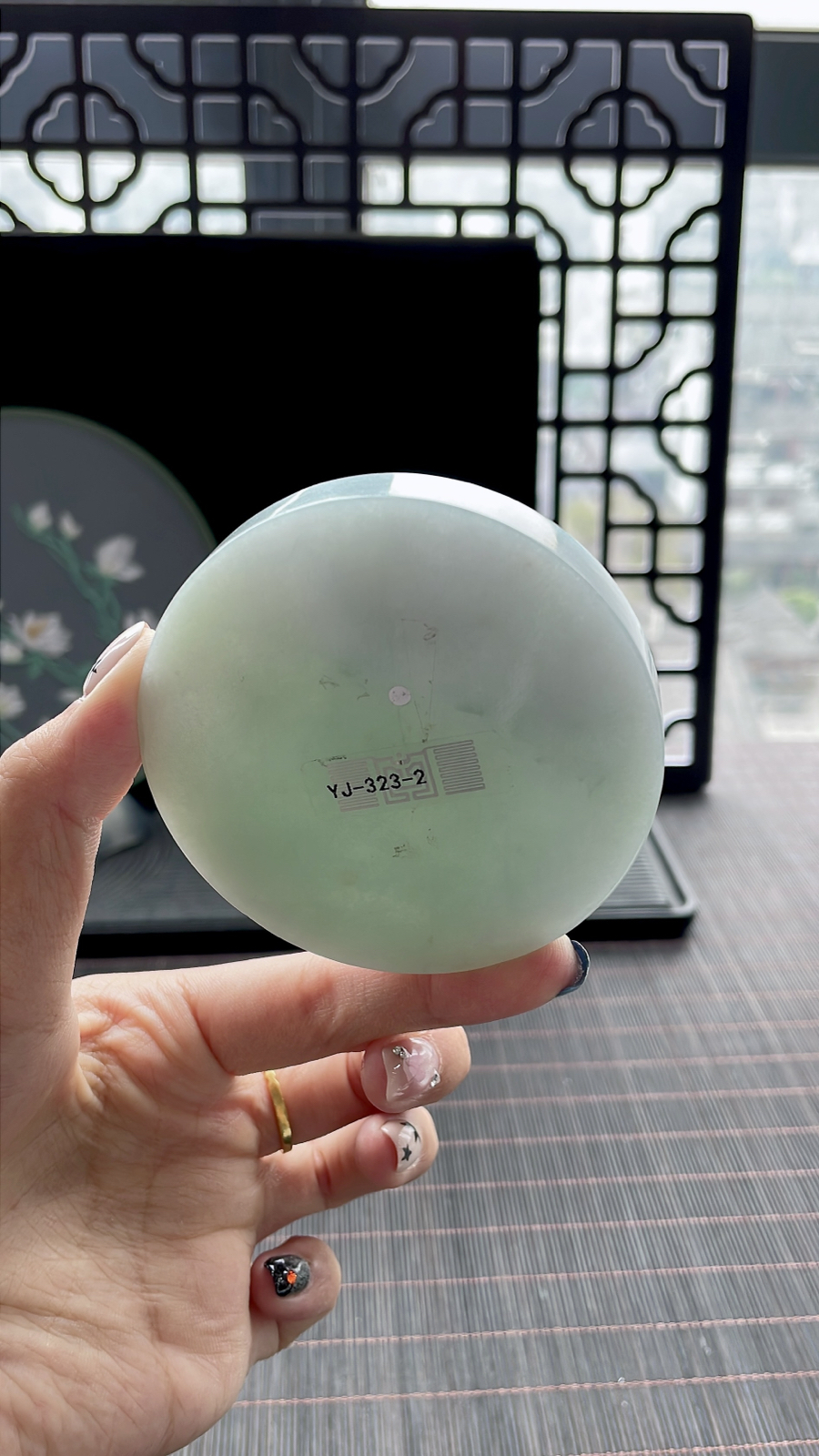 
【绿底镯胚】
【尺寸】76-13；正圈最大做60，圆条最大做56
绿底子厚实油润，满圈绿意均匀地铺开，像被油浸透的老玉，颜色沉稳不轻浮，上手显得特别有底气