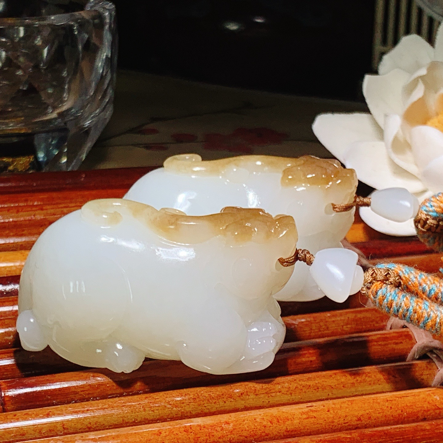 一对新疆和田玉白玉且末糖鸿运当头貔貅挂件 尺寸47/25/25总重112.5克。玉质细腻油润。手推出