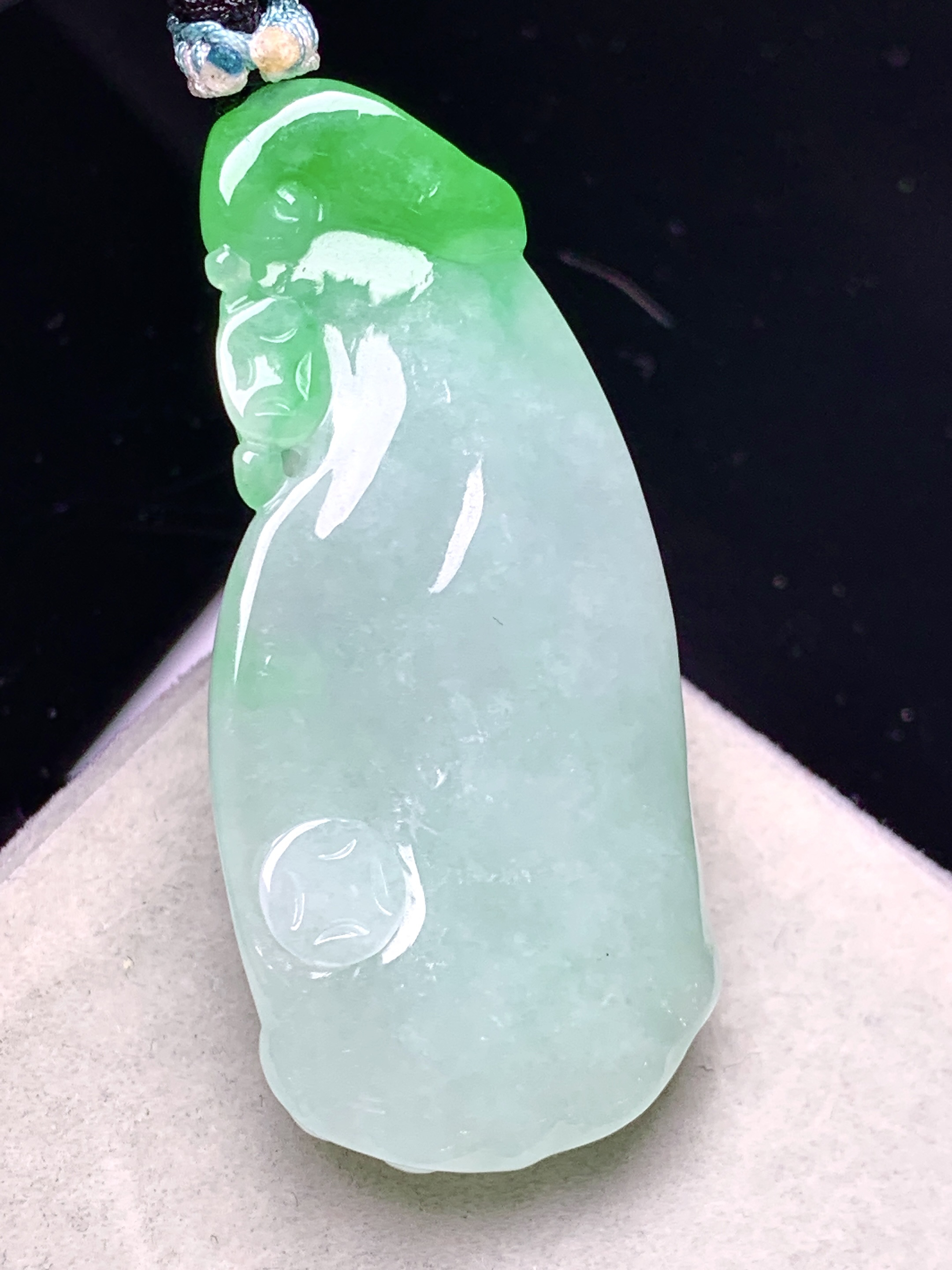 飘绿莲蓬吊坠 玉质细腻 色泽艳丽清新 水润亮眼 整体尺寸45.5*21.5*10.5 a5