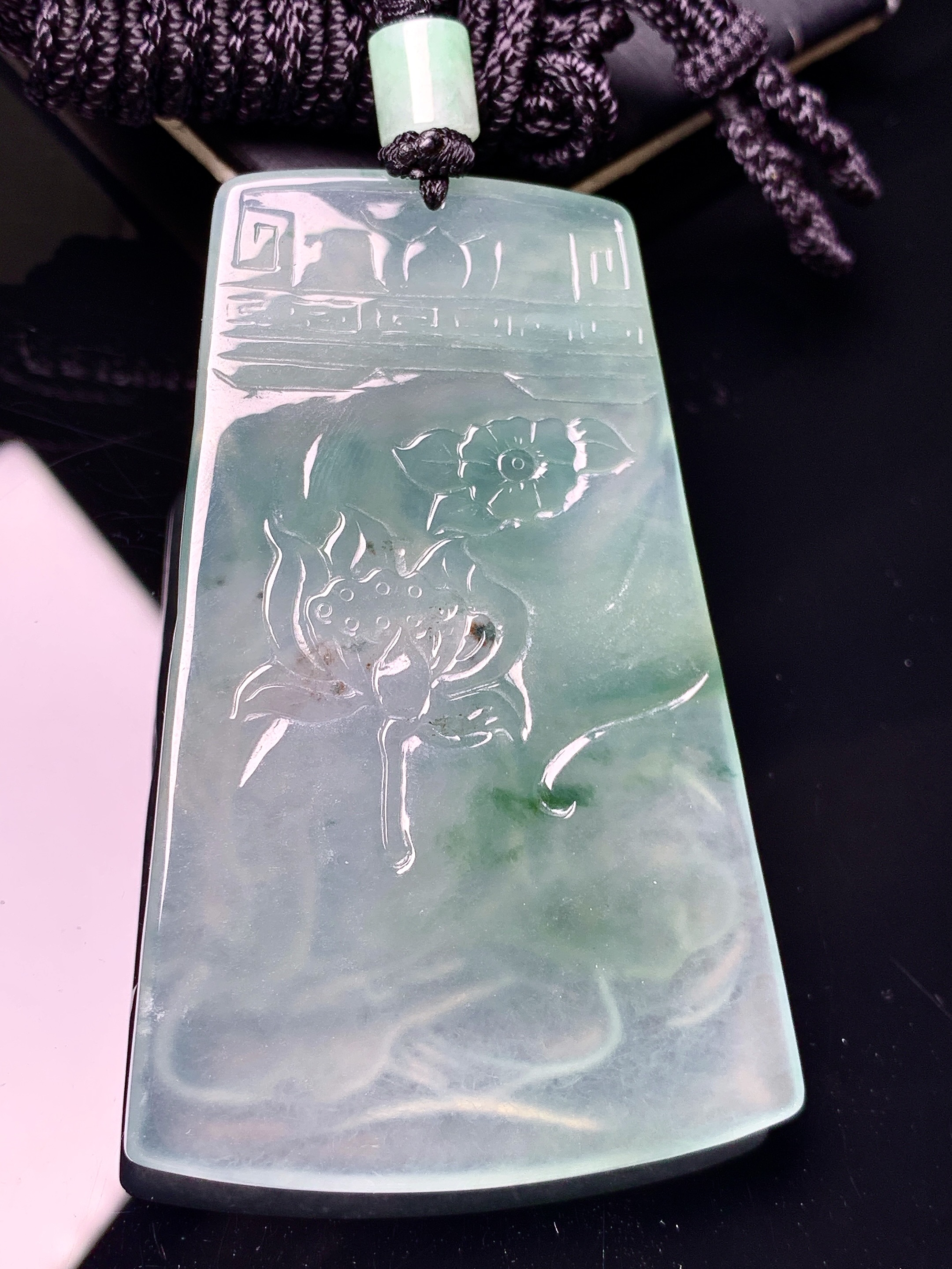 飘绿观音菩萨吊坠 玉质细腻 色泽艳丽清新 水润亮眼 整体尺寸67.8*40.6*5.3 L1