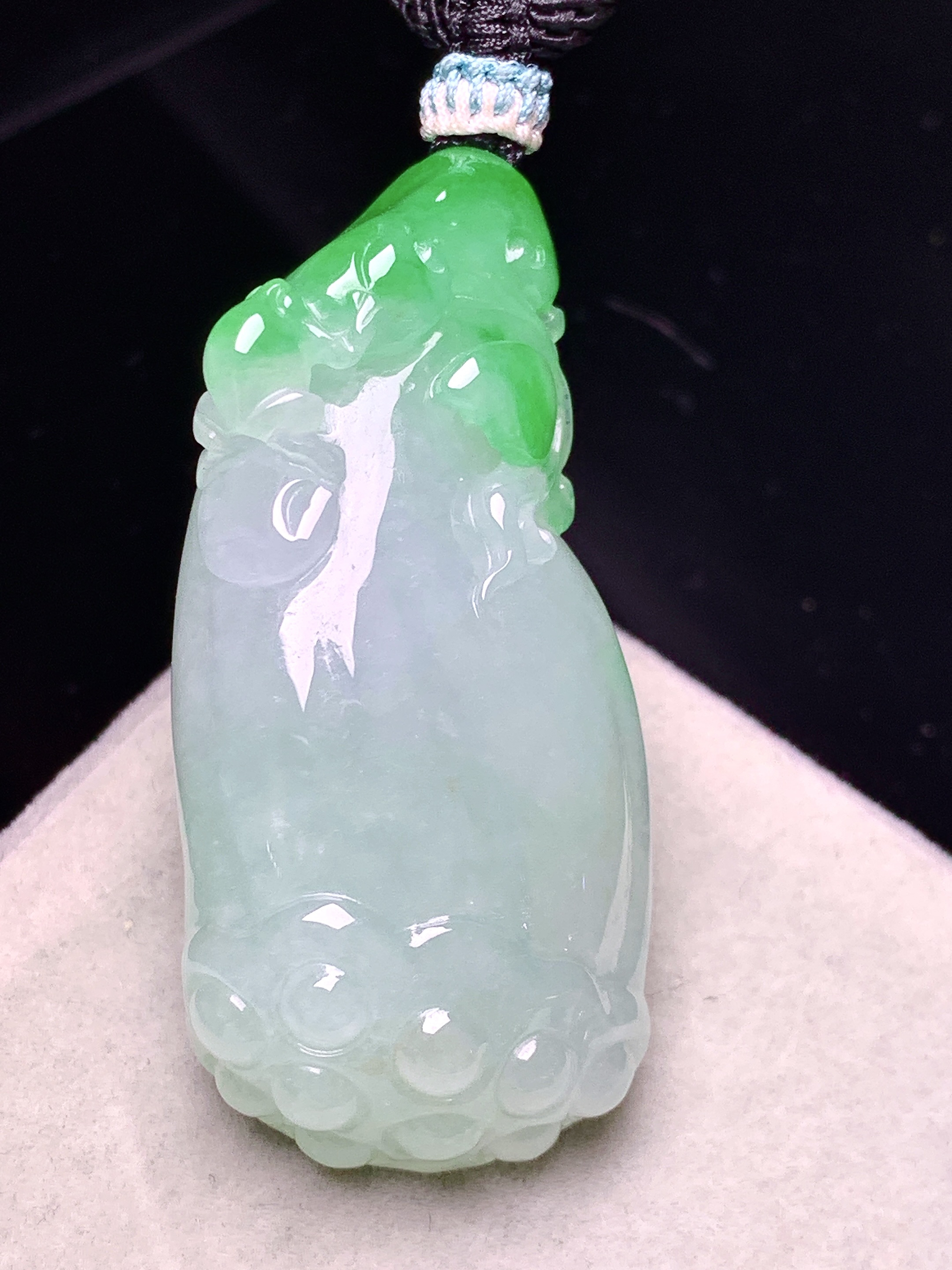 飘绿莲蓬吊坠 玉质细腻 色泽艳丽清新 水润亮眼 整体尺寸45.5*21.5*10.5 a5