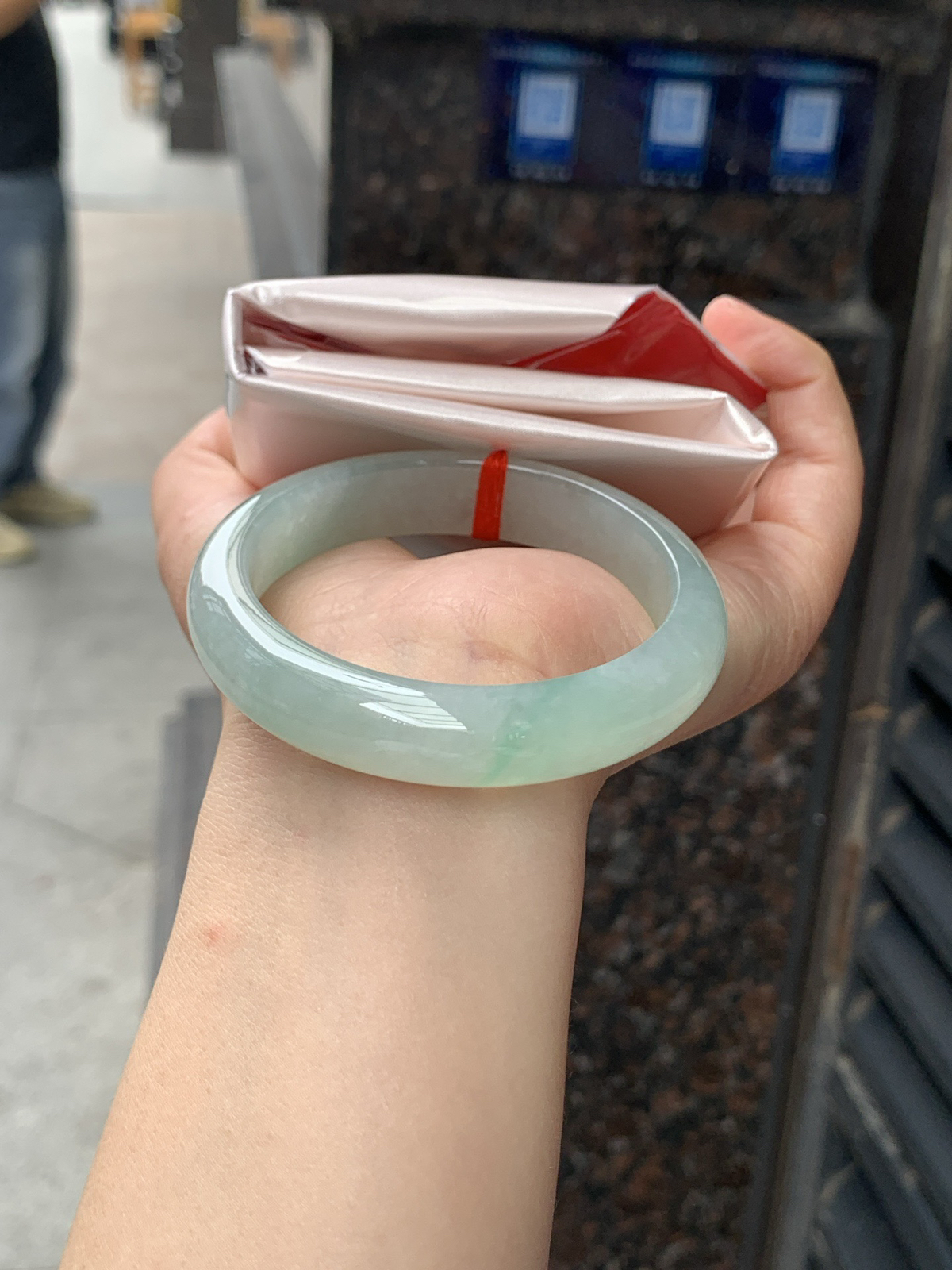 飘绿正圈
53.1-12.4-7.8
底妆水润细腻，淡绿花若隐若现，清爽优雅..