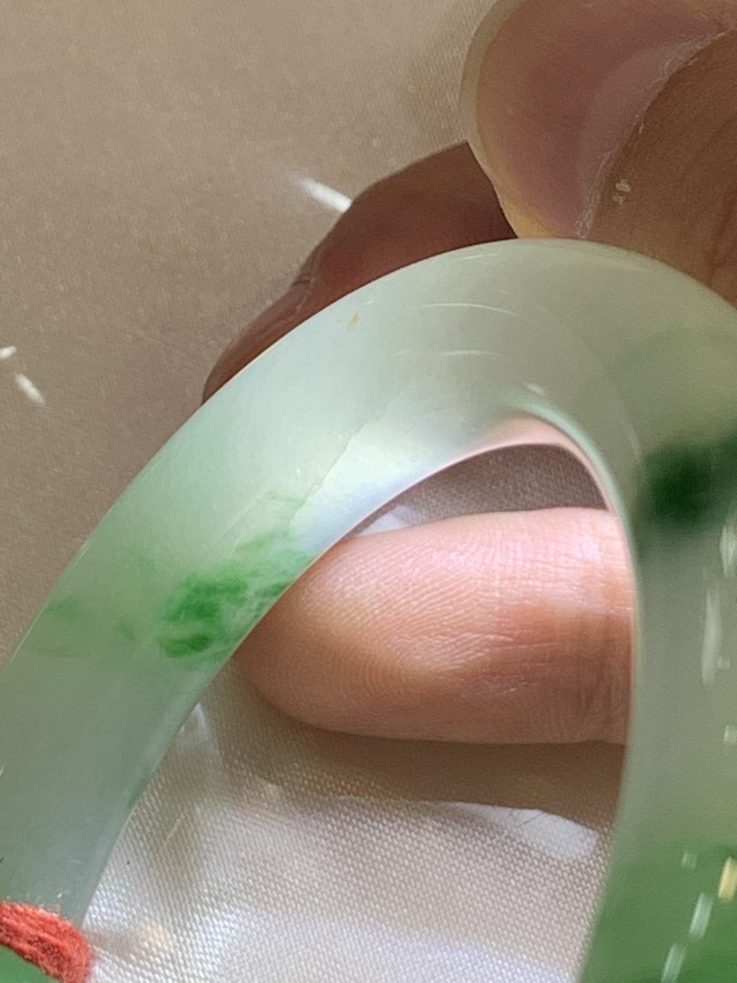 冰种阳绿圆镯，51/9.6/9.3，0506-N641，打灯纹裂，不扣，底妆水润，满圈阳绿花点缀，简约却充满灵气，清新如芽，宛若自然的画卷凝结于腕间，静中带动，韵味悠长