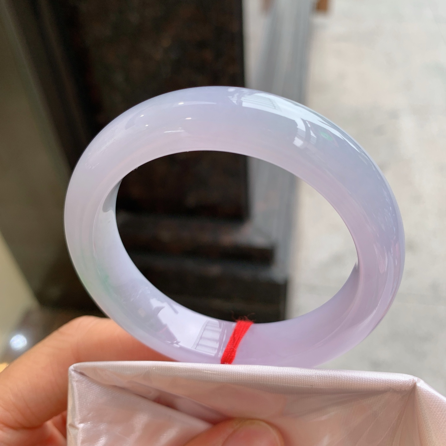 正圈冰种飘绿，有纹，尺寸51.7/12.7/8.8，小圈口