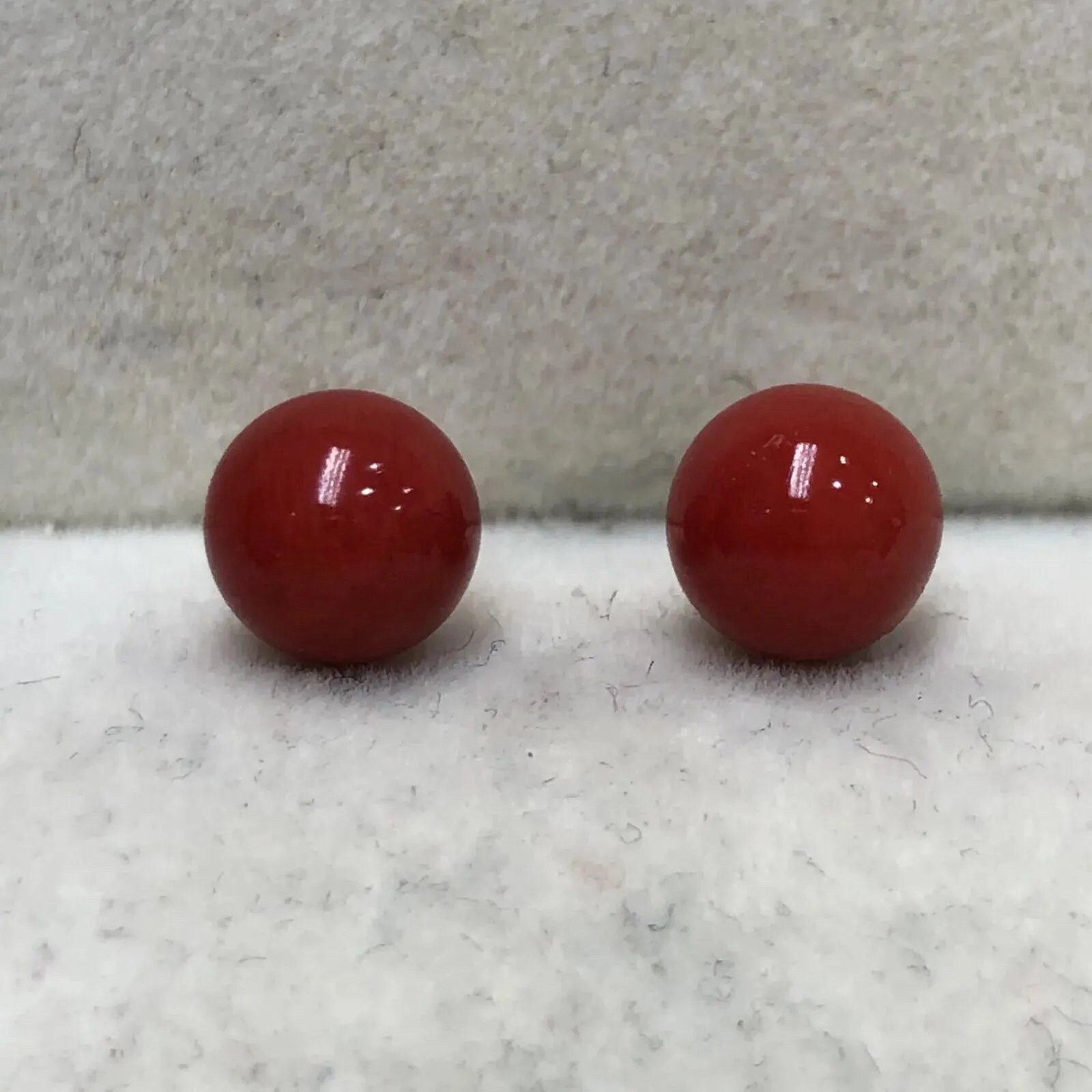 【天然牛血珊瑚5mm圆珠耳钉】天然无添加无优化，牛血红色，意大利沙丁材料！裸石尺寸4.8*4.8mm,18k金针，裸石重量约为0.64克。简单精致款！珊瑚材料稀少不可再生，通常说的“千年珊瑚万年的红”是它的真实写照！珊瑚自古被佛教视为珍宝，深海里千年生长的有生命宝石，有灵性，气场强大，佩戴者更有佛性，更有佛缘！