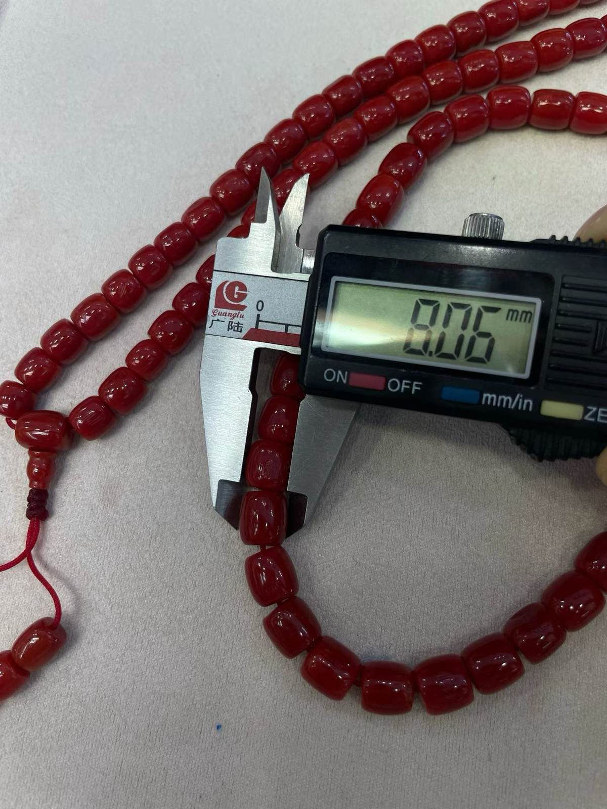 【天然红珊瑚8mm老型桶珠108佛珠手链】项链手链两用款！天然无添加无优化，科西卡材料，西班牙产地，牛血红颜色，珠子直径8-7mm，重量81.51克！每颗珠子均为天然的珊瑚，珊瑚自古就为佛教珍宝，深海千年有机宝石！收藏价值高、可传承！