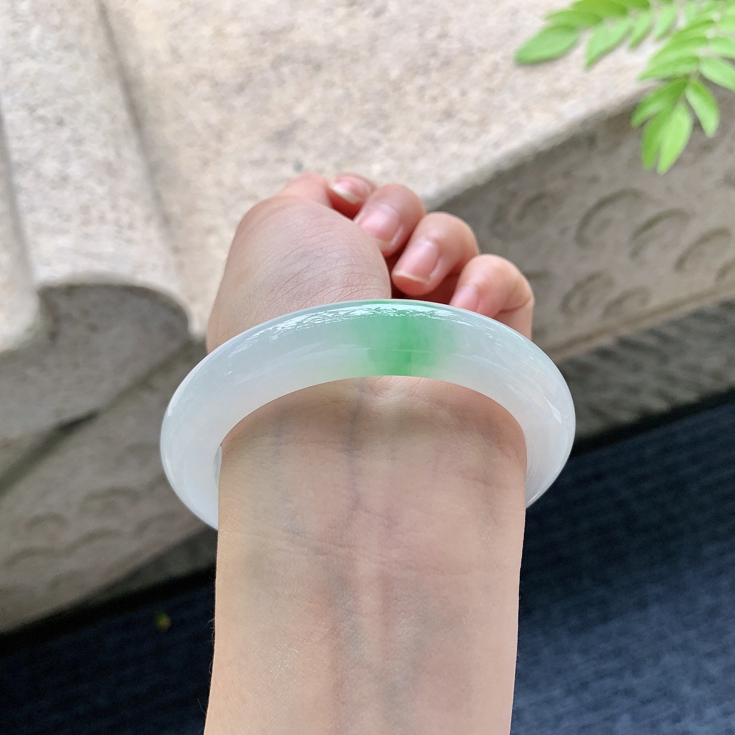 正圈55 56【圈口】56/11/9.8【编码】T1071861【描述】细糯飘绿，水润，种老，细腻，打灯有棉线